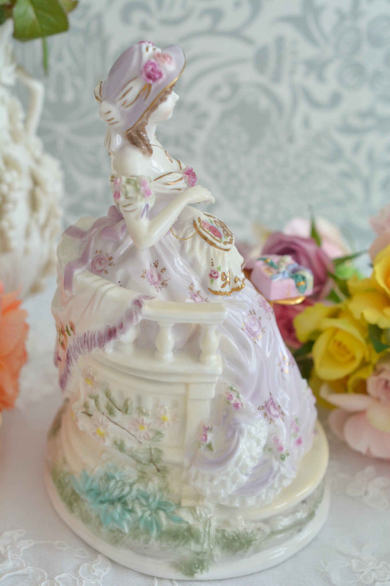 ロイヤルウースターの「THE GRACEFUL ARTS」シリーズの「EMBROIDERY」というフィギュリン。名前の通り、刺繍をしている貴婦人のフィギュリンで2500体しか製造されていない貴重なフィギュリンです。とても凝った作りで、椅子に座っている刺繍をしている貴婦人のドレスはもちろん、刺繍台、椅子もとても美しい作りになっています。そして、なんと、刺繍糸まで再現されている徹底ぶり!探すのがとても困難なフィギュリンなのも納得です。可愛らしい証明書付きです。