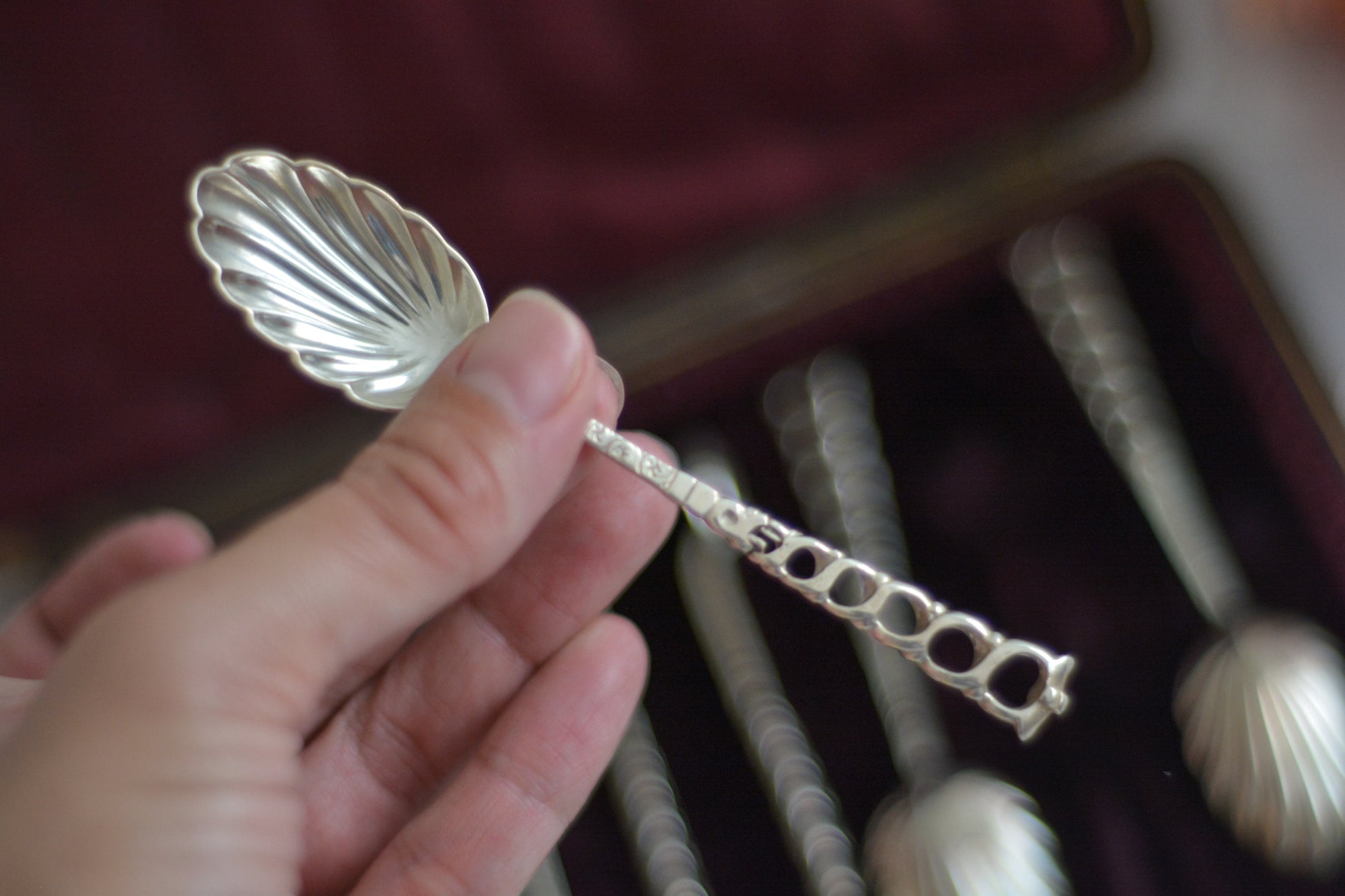 シェルの形のスプーンに持ち手は透かし模様になっている、とても素敵なスプーン6本とシュガートング1本のセット。ティータイムやおもてなしにぴったりです。純銀のスプーンはやっぱり豪華でいいですね。箱は外側は経年の傷などはありますが、中はビロードと蓋にはシルクが使われていて贅沢な作りになっています。状態も箱の中は比較的綺麗な状態です。スプーンの持ち手にリペアと小さな傷があるためお値打ち価格になっています。