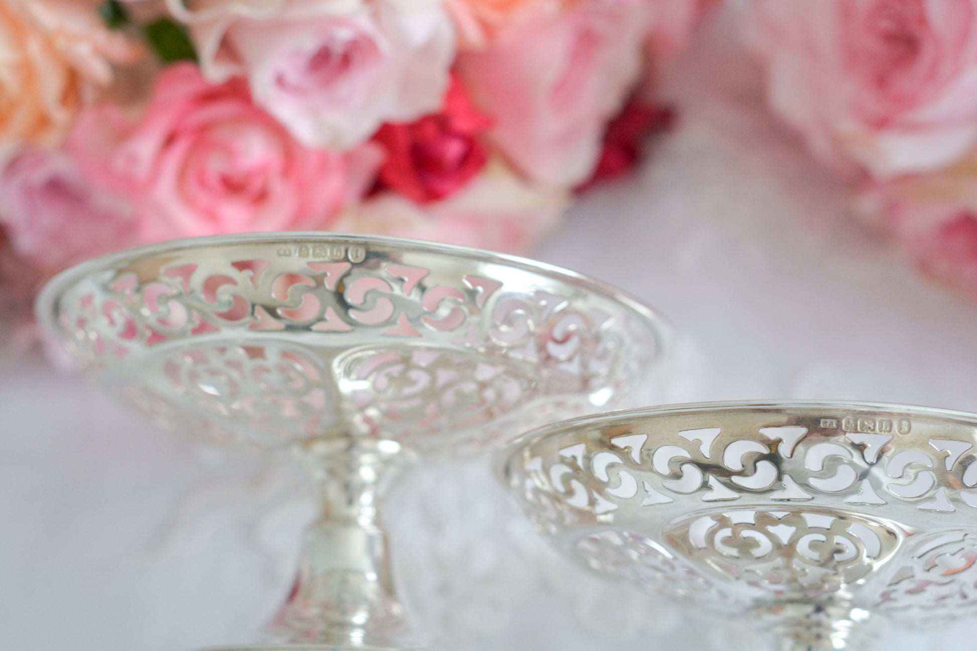 1935年に作られた、英国バーミンガムの工房ウィリアムアダムスの美しいコンポートです。 ピアス細工(透かし模様)が繊細で小ぶりですが存在感があります。ちょっとしたお菓子やチョコレートなどを盛り付けたり、お気に入りのお品をのせてみたり、いろいろお楽しみいただけると思います。 こちらは後12年ほどでアンティークの仲間入りになるヴィンテージのお品ですが、1935年はキングスシルバージュビリーを記念して、特別に刻印に「ジュビリーマーク」が追加されています。その為ヴィンテージのお品でも特別感のあるお品です。