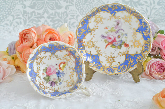 コールポートのロココリバイバル作品の人気のシェイプ、アデレードシェイプ。とても優雅なシェイプで、ハンドペイントで描かれる花々も瑞々しくて人気があるのも納得です。いろいろなデザインが作られていて、シェイプは同じでも絵柄は少しずつ違います。こちらはブルーカラーが爽やかでとっても美しいです。アデレードシェイプは人気が高く探すのにとても苦労しますが、見つけた時の喜びはとても大きいものです。