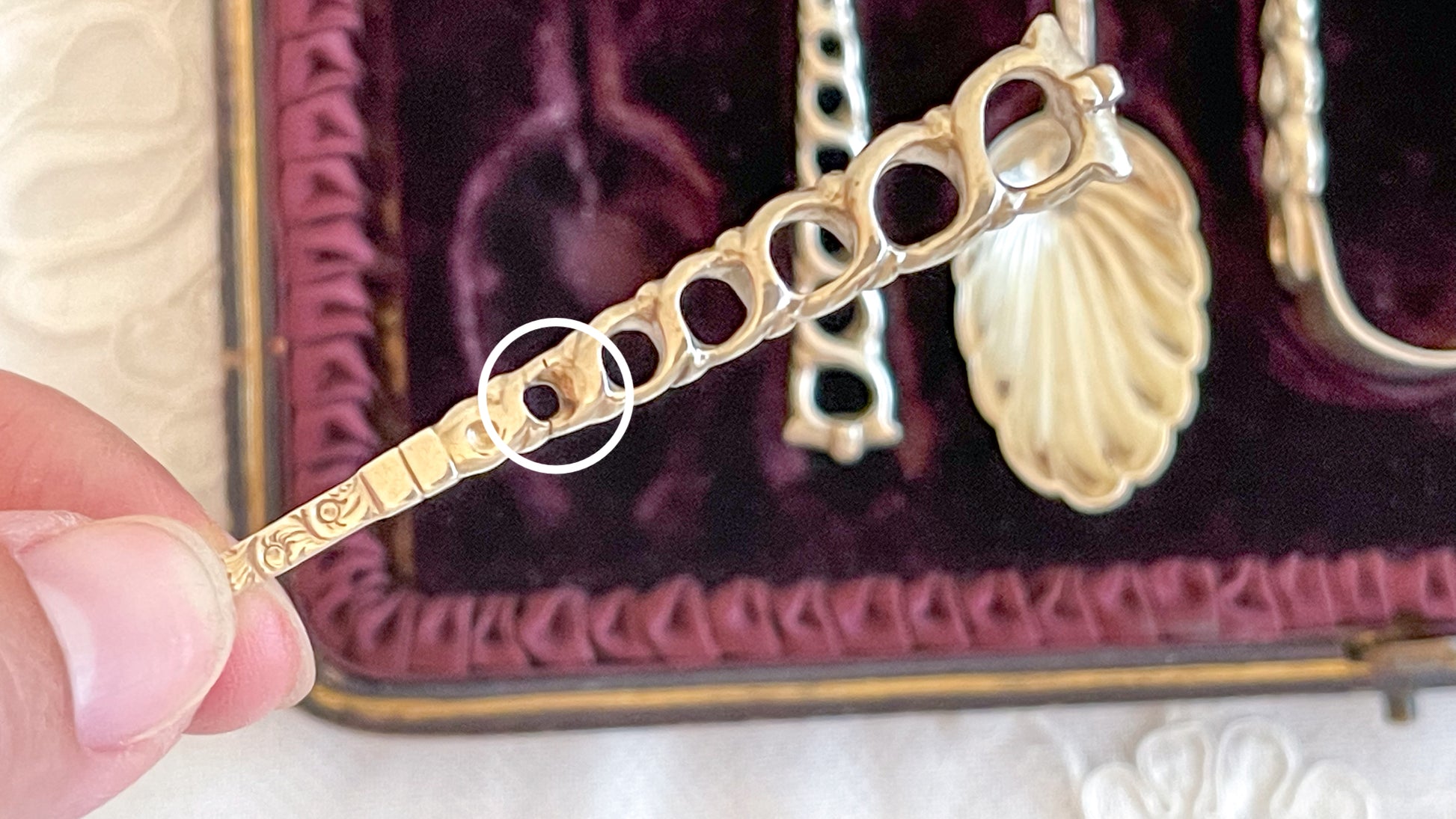 シェルの形のスプーンに持ち手は透かし模様になっている、とても素敵なスプーン6本とシュガートング1本のセット。ティータイムやおもてなしにぴったりです。純銀のスプーンはやっぱり豪華でいいですね。箱は外側は経年の傷などはありますが、中はビロードと蓋にはシルクが使われていて贅沢な作りになっています。状態も箱の中は比較的綺麗な状態です。スプーンの持ち手にリペアと小さな傷があるためお値打ち価格になっています。