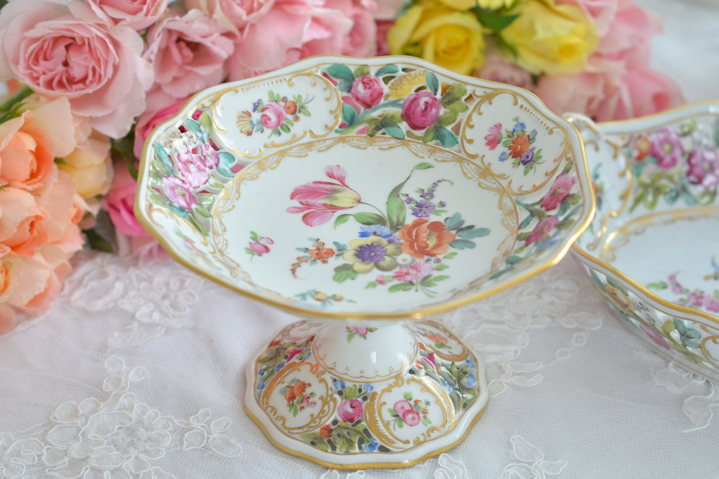 ドイツドレスデン、カール・ティーメ工房のハンドペイントで描かれた美しいコンポートです。ドレスデンの磁器は通常、素磁は仕入れて絵付のみを行っていますが、カール・ティーメ工房だけは素磁も自社で製造しています。ハンドペイントの技術も素晴らしく、とにかく美しい。こちらも花々が大変美しく描かれています。小ぶりなサイズですが、とても存在感のあるお品。テーブルが一気に華やぎます。