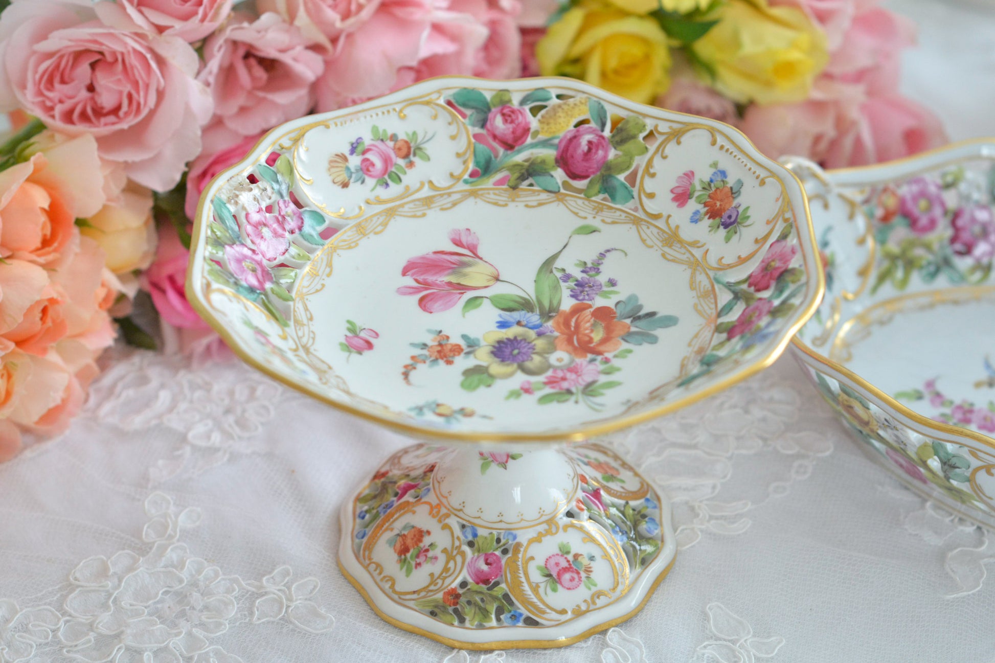 ドイツドレスデン、カール・ティーメ工房のハンドペイントで描かれた美しいコンポートです。ドレスデンの磁器は通常、素磁は仕入れて絵付のみを行っていますが、カール・ティーメ工房だけは素磁も自社で製造しています。ハンドペイントの技術も素晴らしく、とにかく美しい。こちらも花々が大変美しく描かれています。小ぶりなサイズですが、とても存在感のあるお品。テーブルが一気に華やぎます。