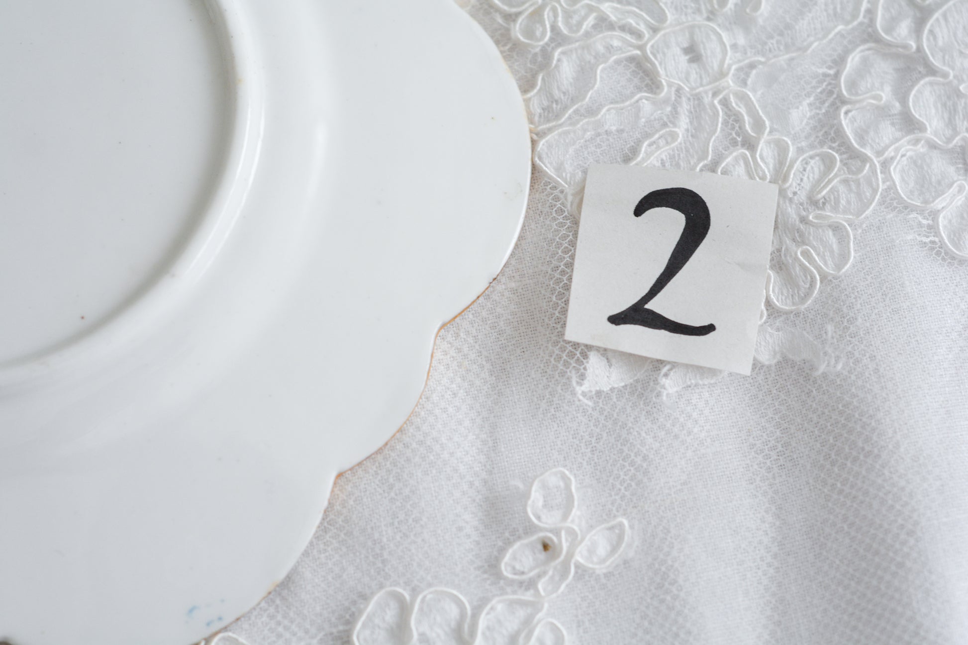 シェリーの前身、ワイルマンのパラダイスパターン貴重なティートリオです。このパラダイスパターンは、1890年に発表されたもので、ターコイズブルーの繊細な模様が大変美しいお品です。シェイプはデイジーシェイプと言われるシェイプで、美しい形にカップのハンドルも大変凝った作りになっています。探すのがとても困難なパラダイスパターンでぜひティータイムをお楽しみください。  こちらは①と②で状態が異なるため、コンディションをご確認いただき①〜②からお選びください。お揃いのプレートとミルクジャグも別で掲載しています。