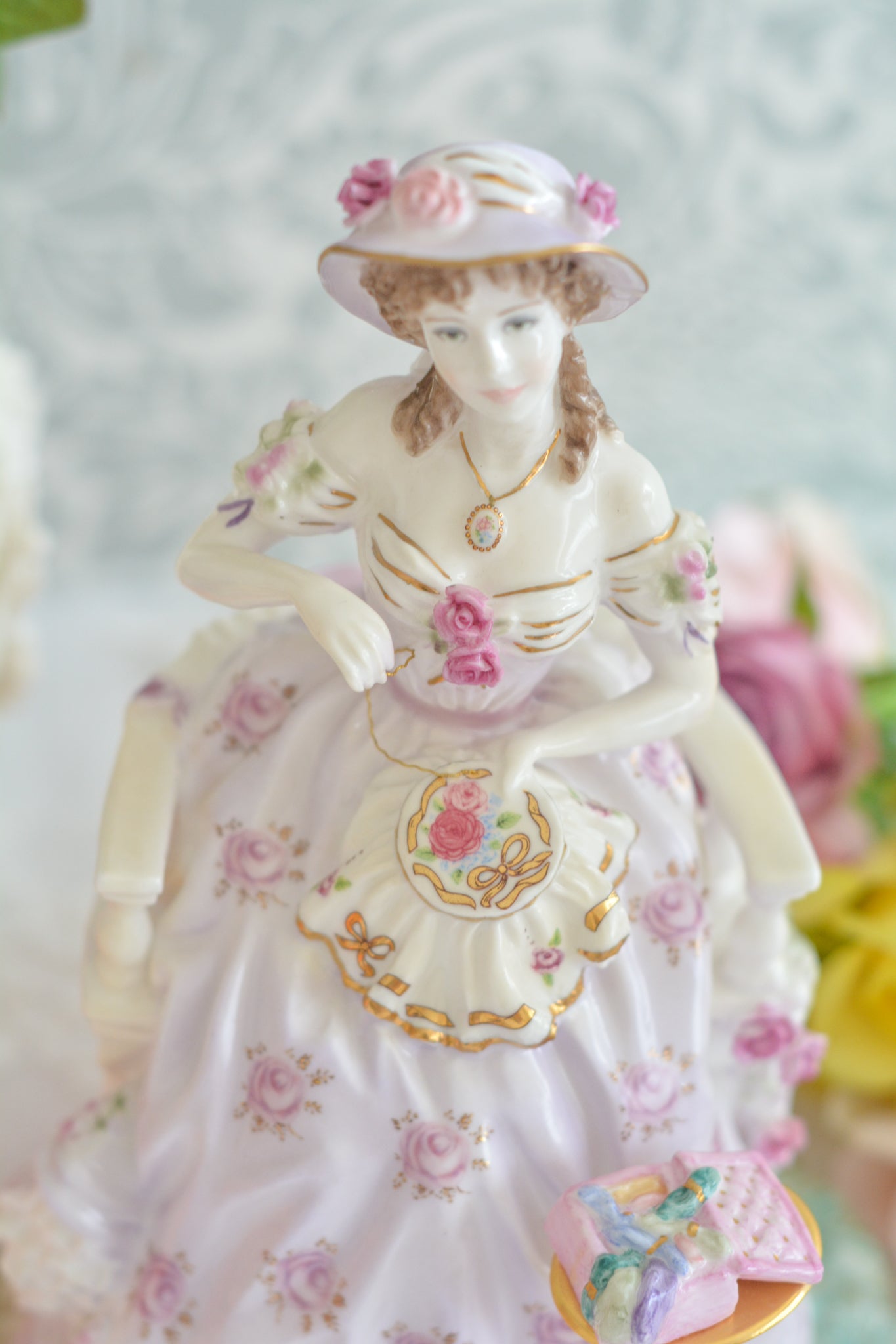 ロイヤルウースターの「THE GRACEFUL ARTS」シリーズの「EMBROIDERY」というフィギュリン。名前の通り、刺繍をしている貴婦人のフィギュリンで2500体しか製造されていない貴重なフィギュリンです。とても凝った作りで、椅子に座っている刺繍をしている貴婦人のドレスはもちろん、刺繍台、椅子もとても美しい作りになっています。そして、なんと、刺繍糸まで再現されている徹底ぶり!探すのがとても困難なフィギュリンなのも納得です。可愛らしい証明書付きです。