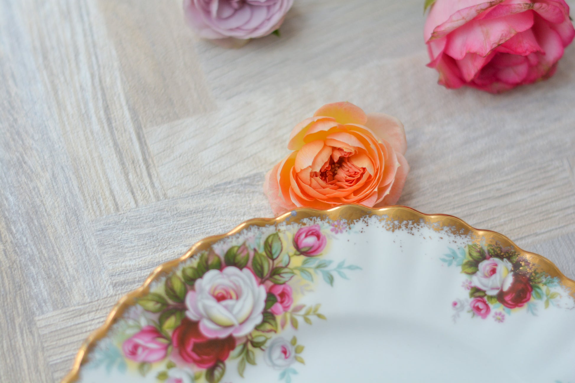 英国ヴィンテージ、ロイヤルアルバートのセレブレーションシリーズのティートリオ。バラの花が可憐な秋にぴったりなティートリオです。