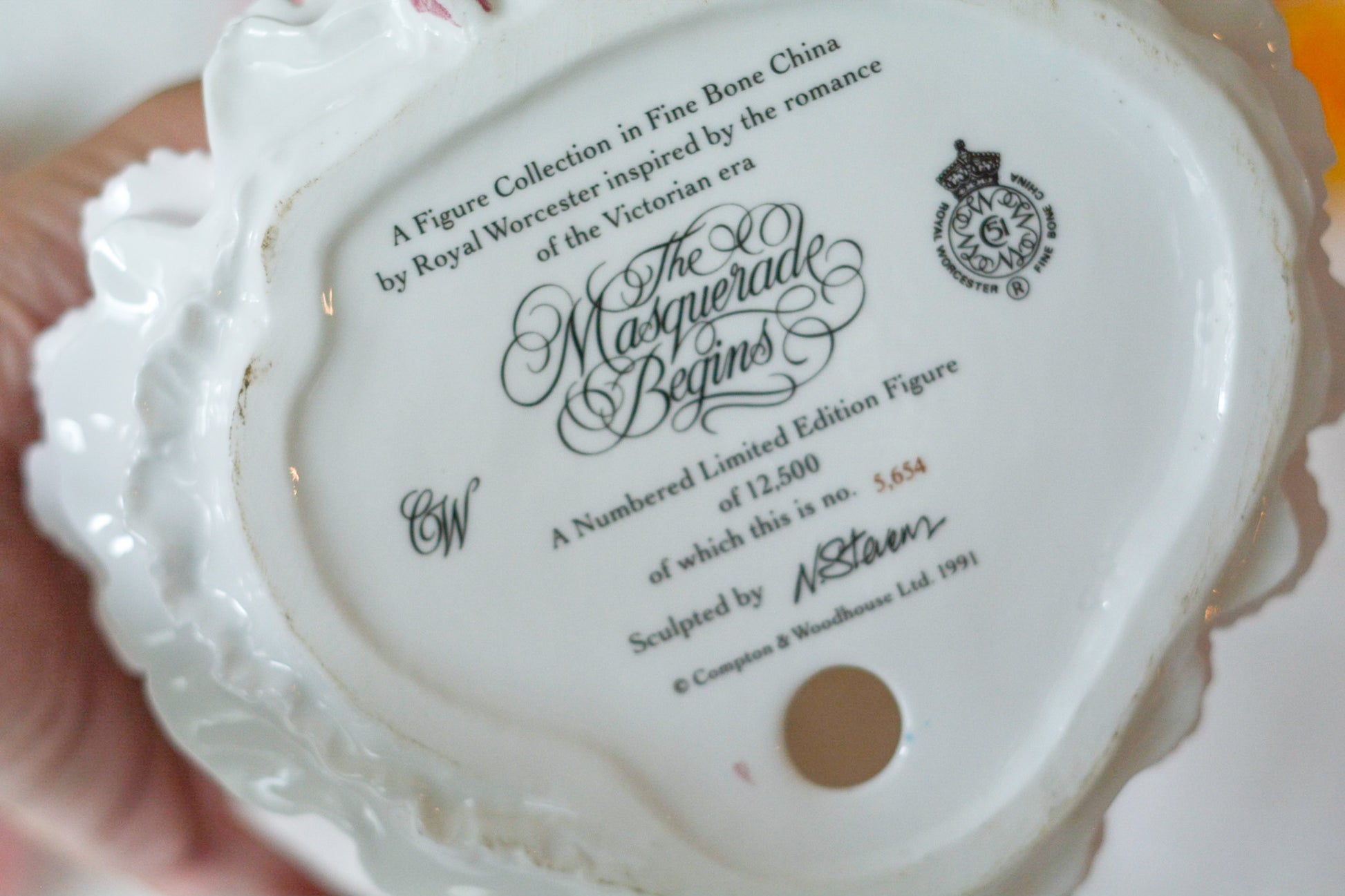 英国、ロイヤルウースターのフィギュリン。フィギュリンは陶器でできたお人形で、ポーセリンドールとも呼ばれています。華やかで美しいフィギュリンです。