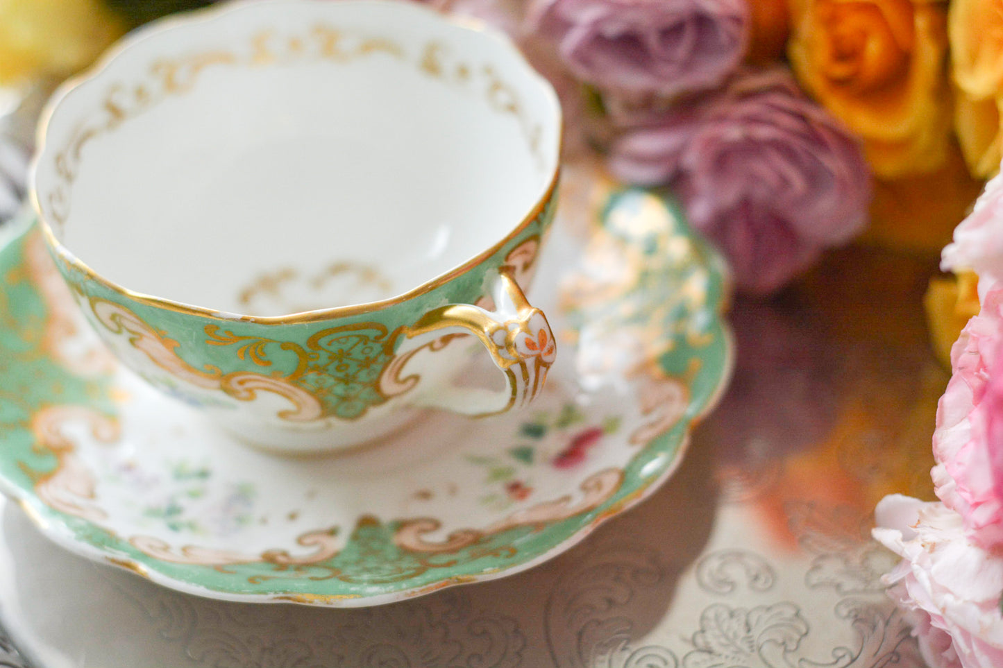 リッジウェイのFoliage Shapeのカップ&ソーサー。可愛らしいハンドルにハンドペイントで描かれた花々が描かれています。19世紀に作られた貴重なアンティークカップです。