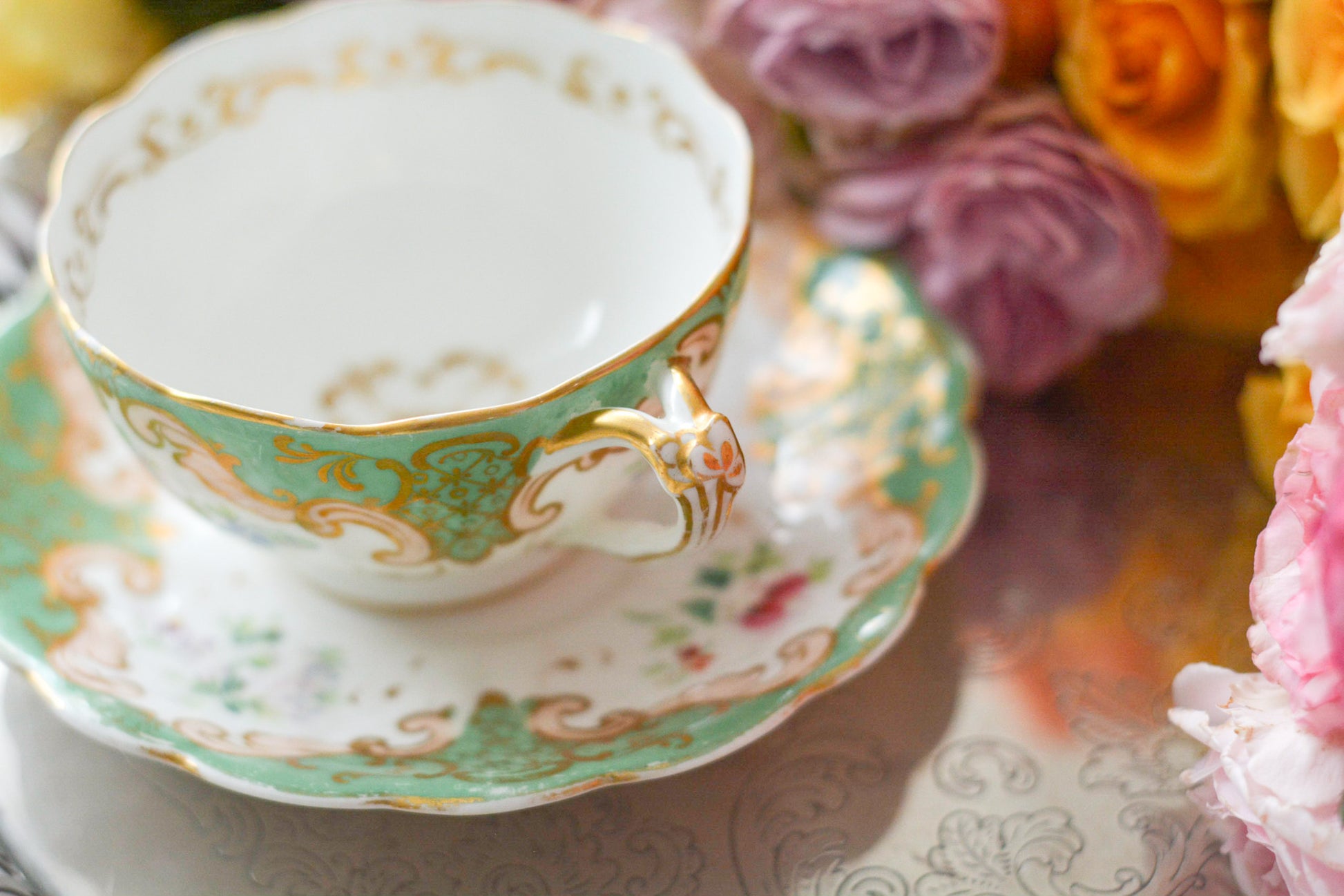 リッジウェイのFoliage Shapeのカップ&ソーサー。可愛らしいハンドルにハンドペイントで描かれた花々が描かれています。19世紀に作られた貴重なアンティークカップです。