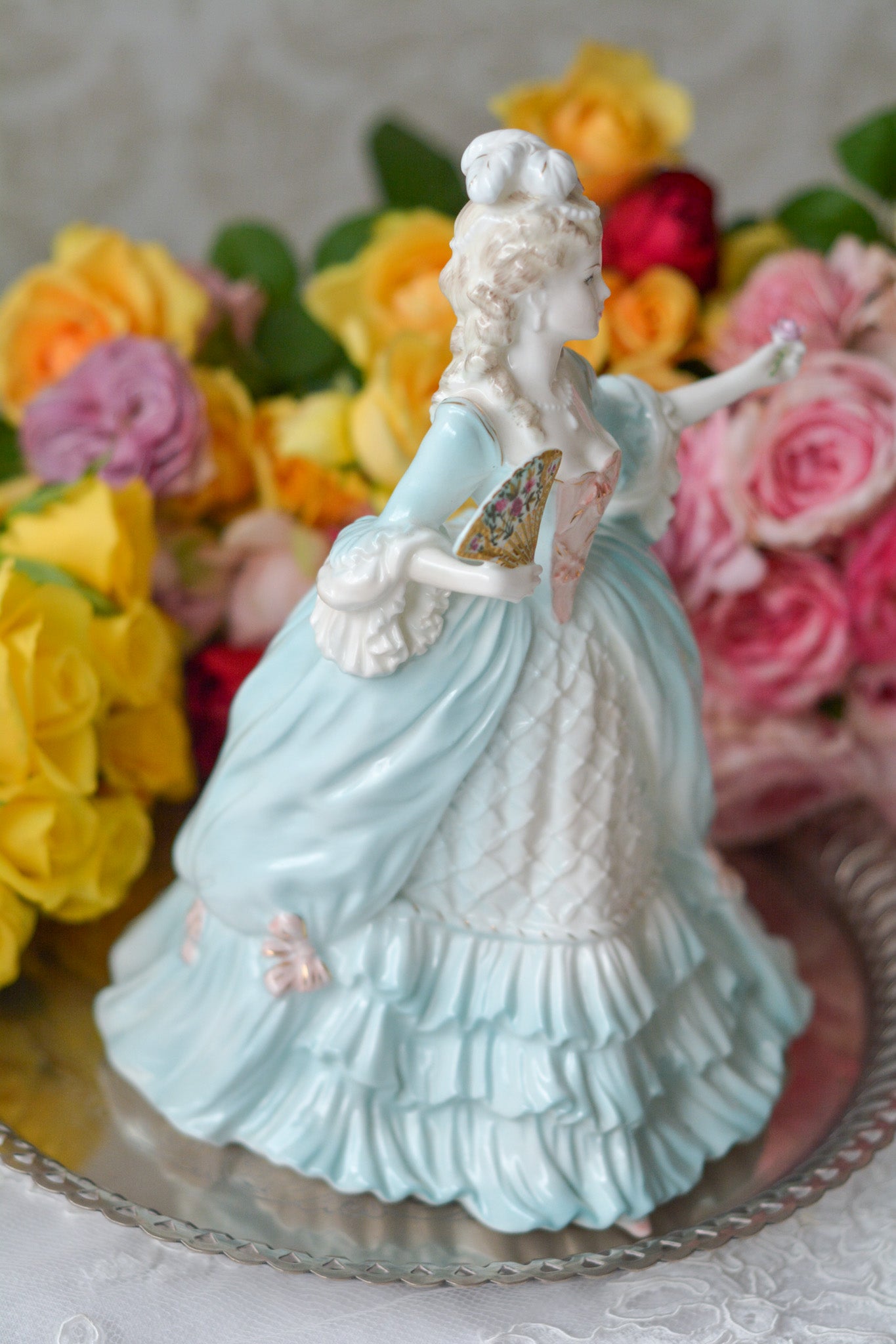 コールポートのマリーアントワネットのフィギュリンです。フィギュリンとは陶器の人形で、ポーセリンドールとも言います。とても優雅なフィギュリンで人気のあるお品です。