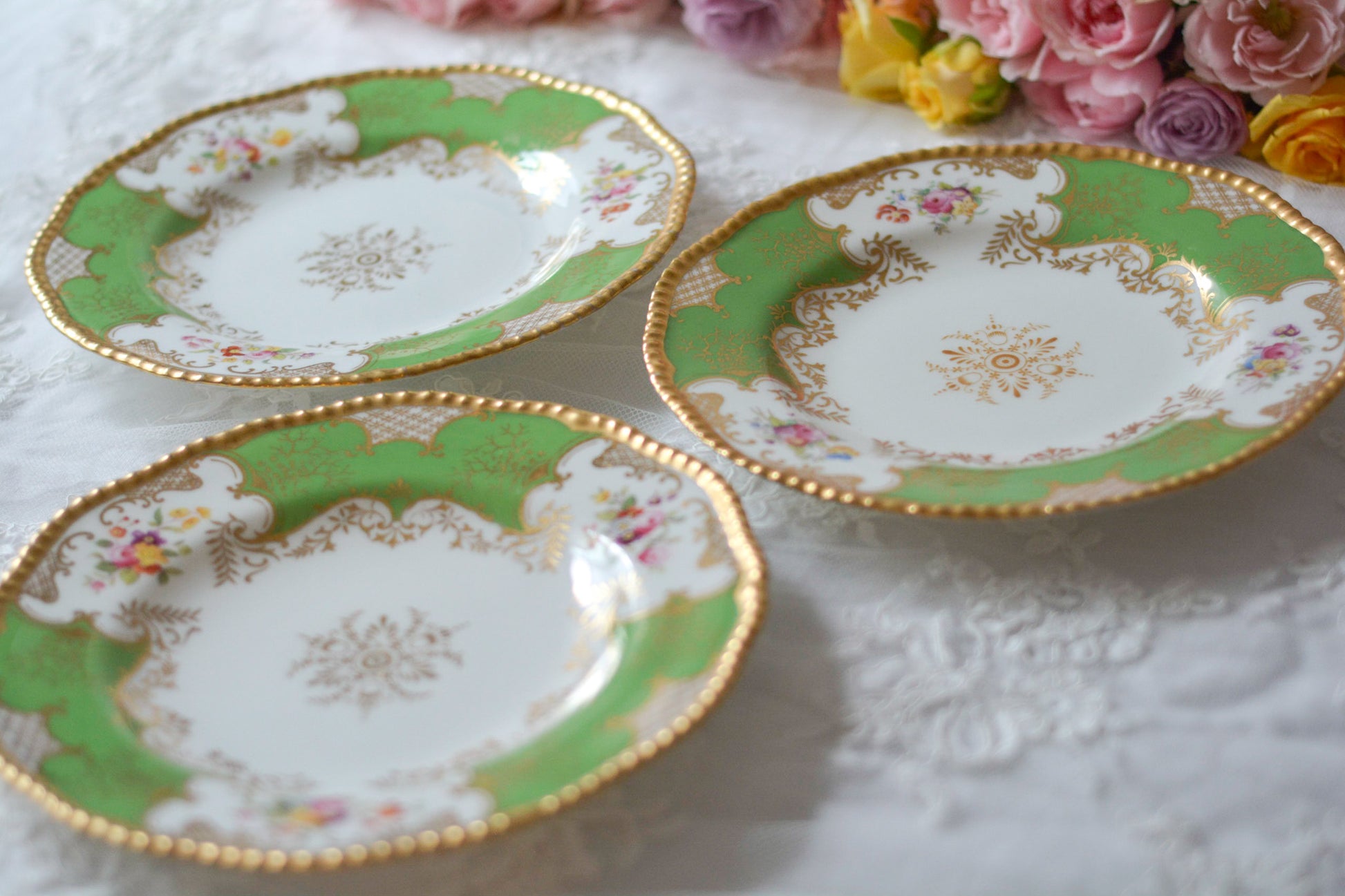 コールポート バットウィングのアンティークプレート。アップルグリーンの優しい色味と金彩の繊細な模様が美しいプレートです。Rose Antiquesは英国アンティーク、ヴィンテージ食器をご紹介しています。