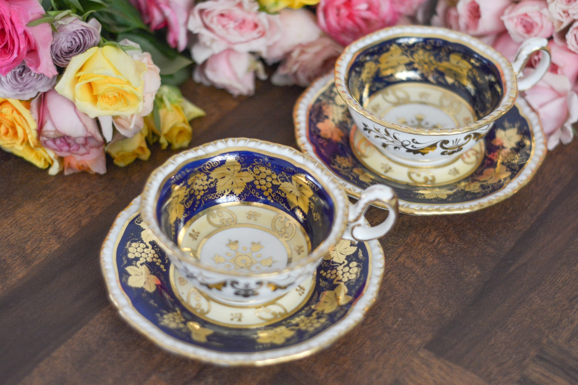 HRダニエルのカップ&ソーサー。カップの内側にあるセカンドカドルーンの模様が大変美しいです。葡萄の模様もとても優美。細かな絵付けがHRダニエルらしい素晴らしいカップ&ソーサーです。