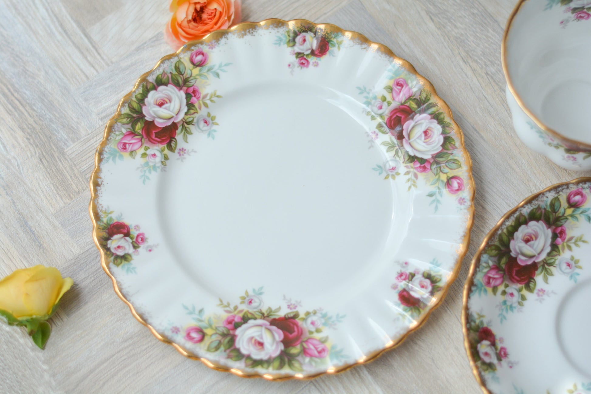 英国ヴィンテージ、ロイヤルアルバートのセレブレーションシリーズのティートリオ。バラの花が可憐な秋にぴったりなティートリオです。