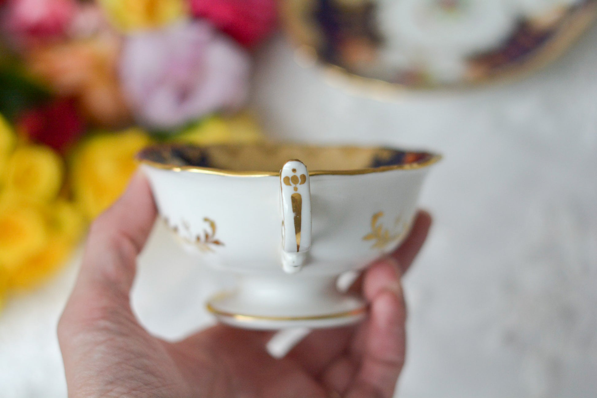 ミントンのQシェイプハンドルのリバイバルデザイン。コバルトブルーに可憐な花々が描かれています。ロココ様式の大変美しいアンティークカップです。