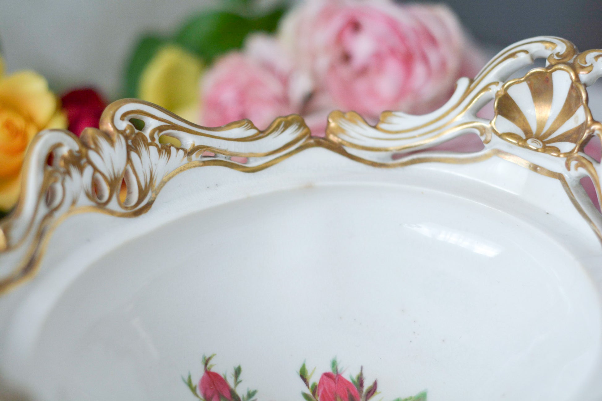 H&Rダニエルの芸術的なチュリーンです。チュリーンとはソースなどを入れる蓋つきの深皿を言います。色々なデザインがありますが、こちらは脚付きでとても豪華なチュリーンです。