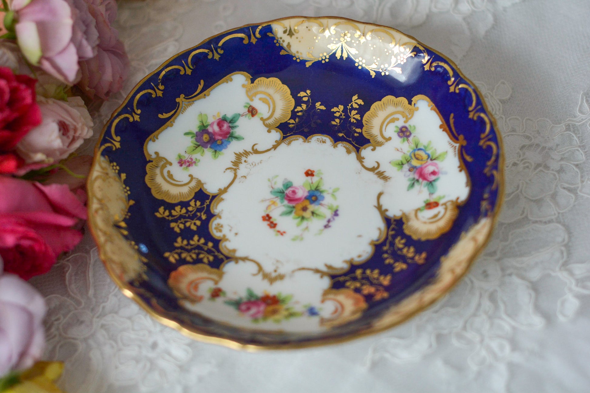 ミントンのQシェイプハンドルのリバイバルデザイン。コバルトブルーに可憐な花々が描かれています。ロココ様式の大変美しいアンティークカップです。