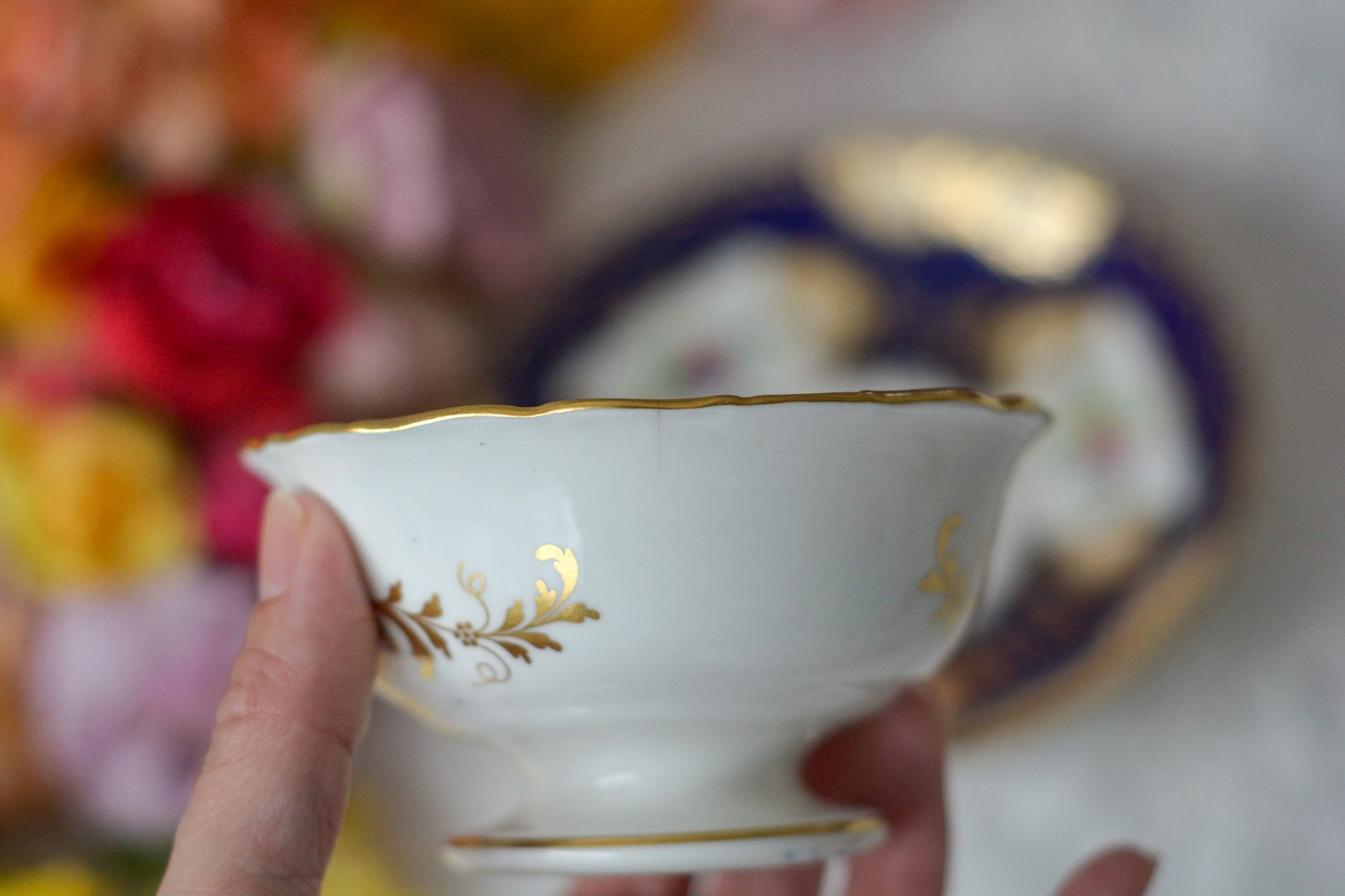 ミントンのQシェイプハンドルのリバイバルデザイン。コバルトブルーに可憐な花々が描かれています。ロココ様式の大変美しいアンティークカップです。