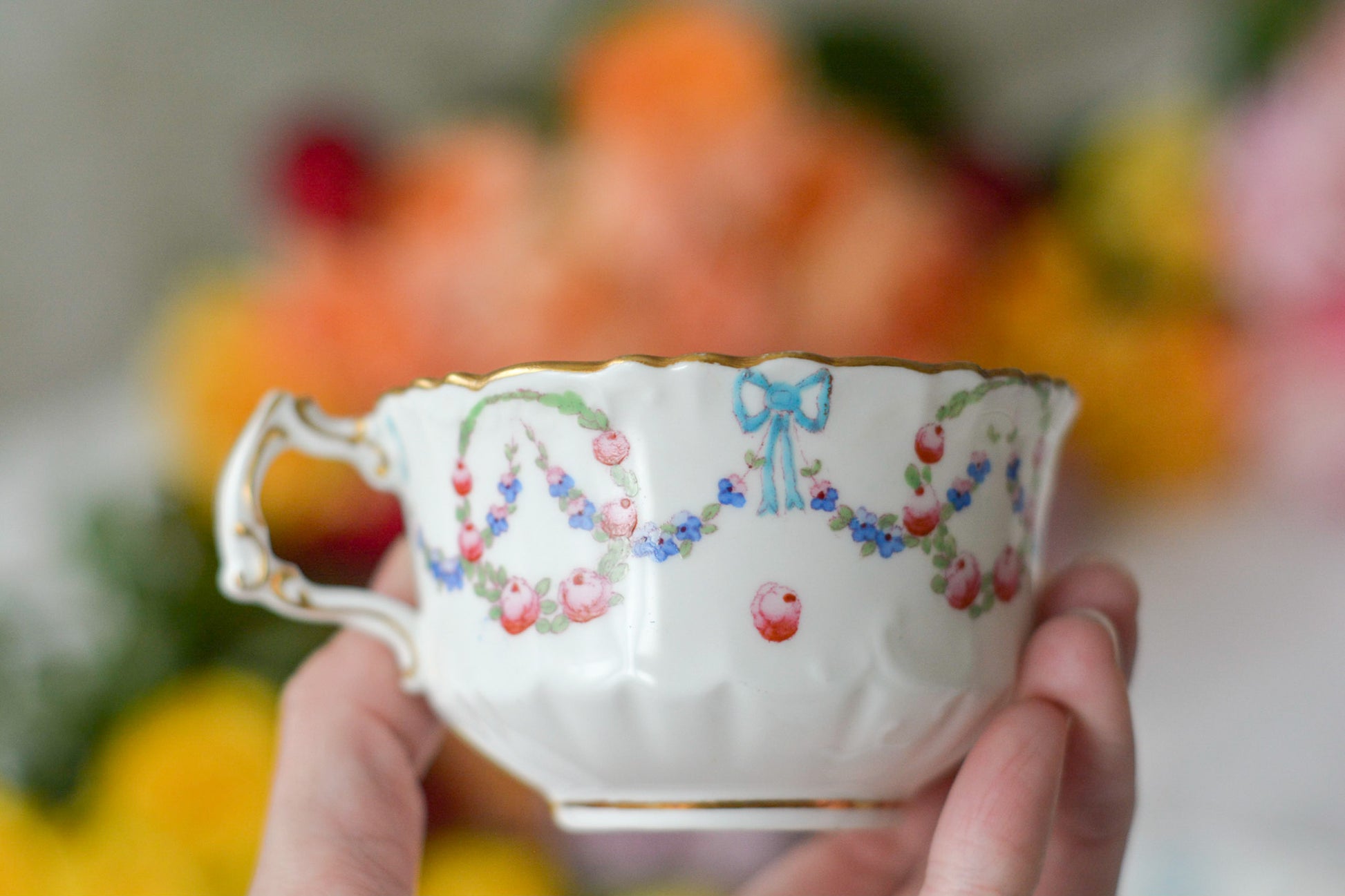 英国アンティーク、ハマースレイの貴重なハンドペイントのティートリオです。ブルーのリボンに薔薇と忘れな草のガーランドがとても可愛らしいです。