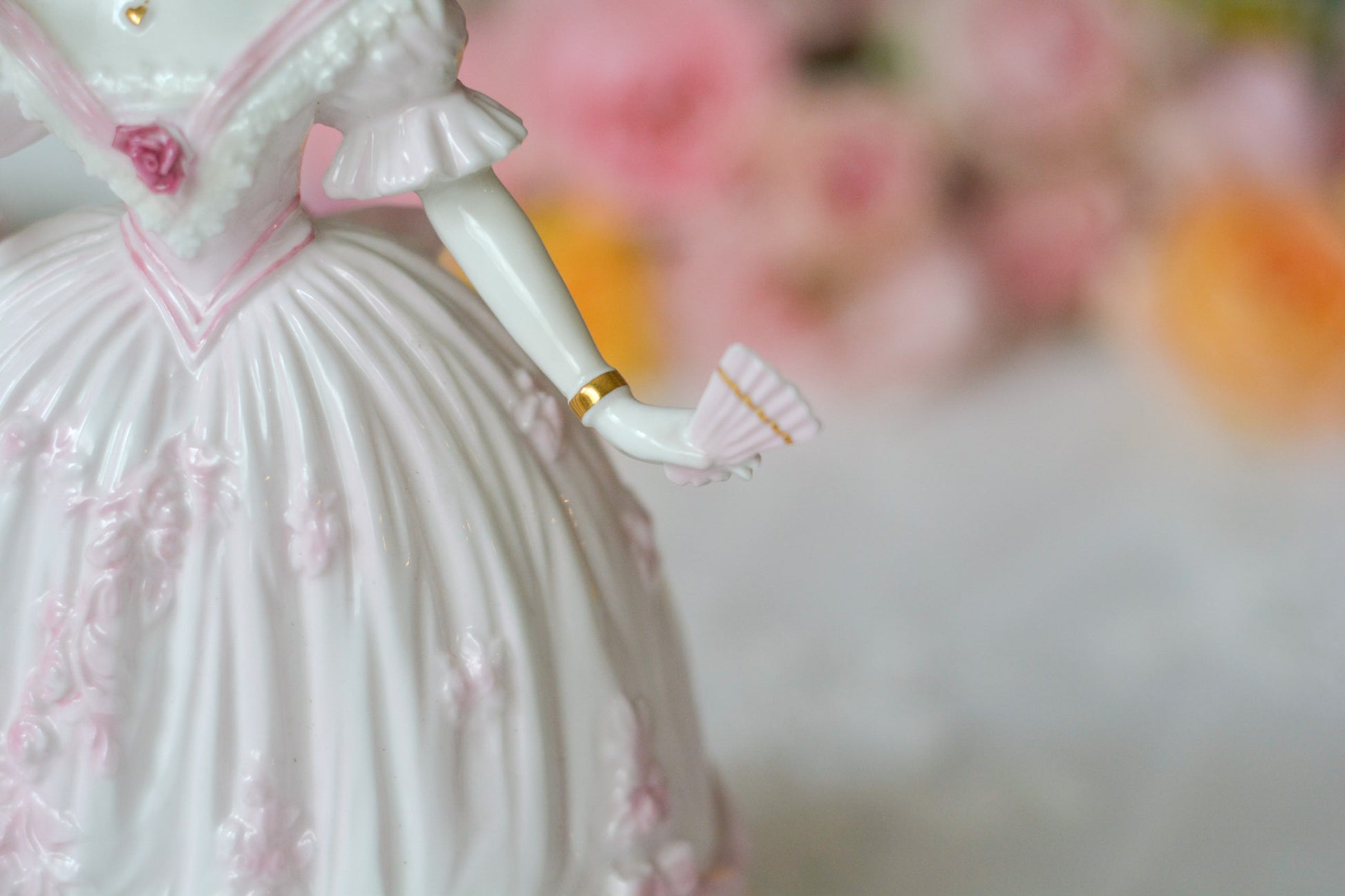 英国、ロイヤルウースターのフィギュリン。フィギュリンは陶器でできたお人形で、ポーセリンドールとも呼ばれています。華やかで美しいフィギュリンです。