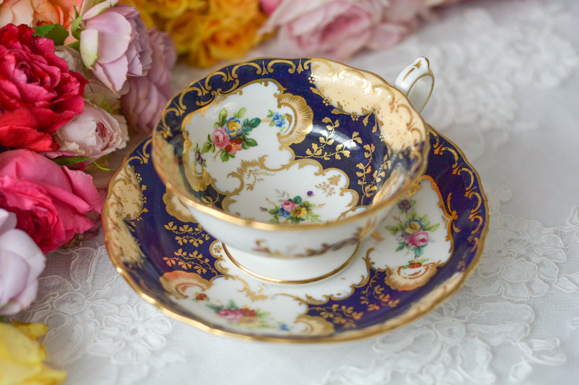 ミントンのQシェイプハンドルのリバイバルデザイン。コバルトブルーに可憐な花々が描かれています。ロココ様式の大変美しいアンティークカップです。