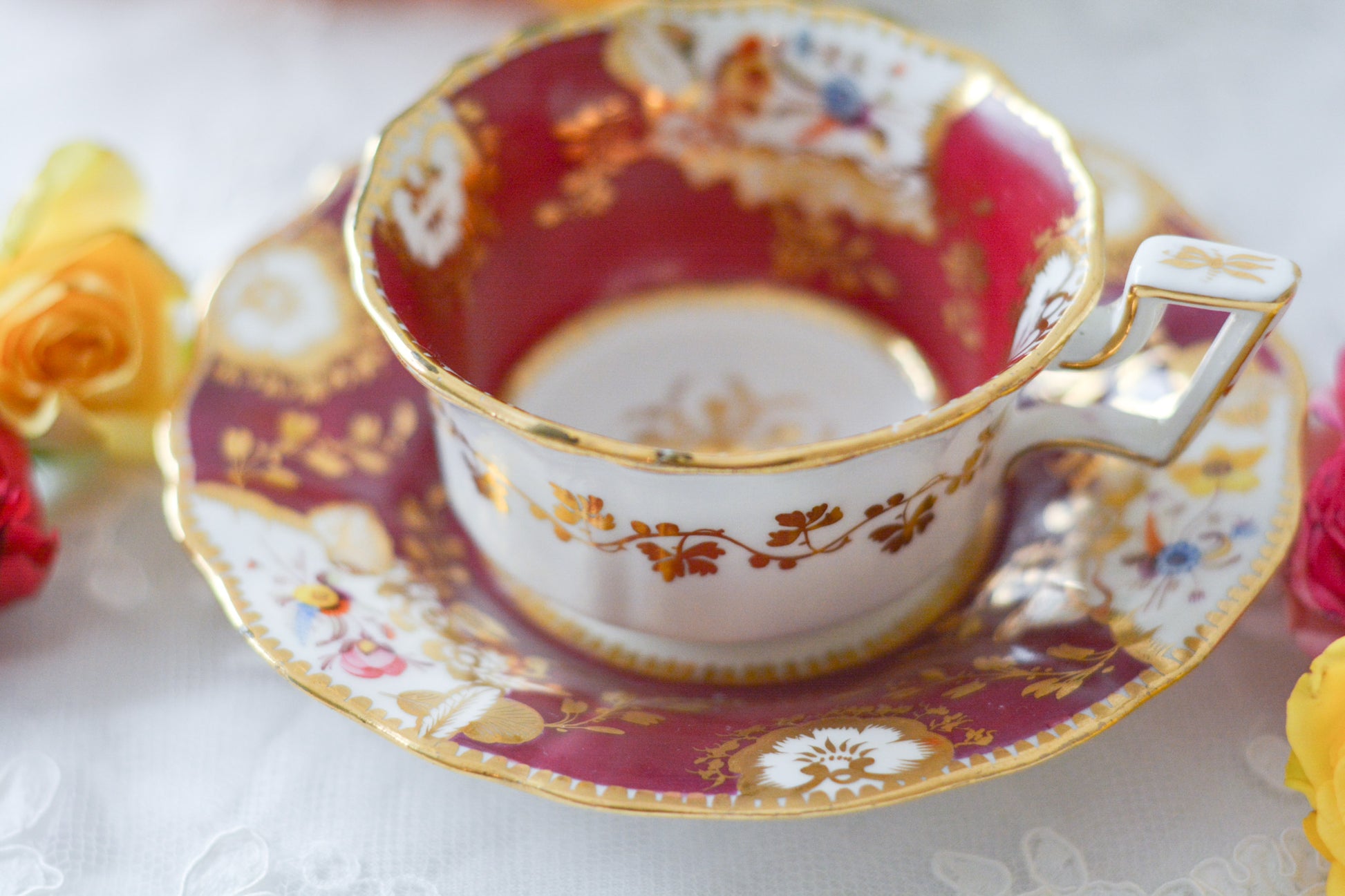 19世紀のアンティークカップ&ソーサー。マルーンレッドのお色が大変美しいです。ハンドペイントで花々が生き生きと描かれていて、金彩の模様も大変美しいお品です。