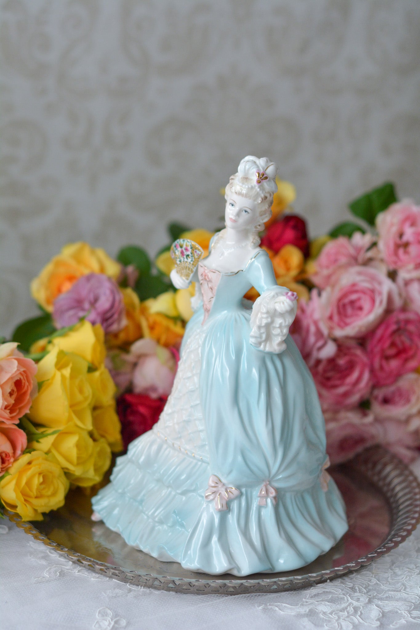 コールポートのマリーアントワネットのフィギュリンです。フィギュリンとは陶器の人形で、ポーセリンドールとも言います。とても優雅なフィギュリンで人気のあるお品です。