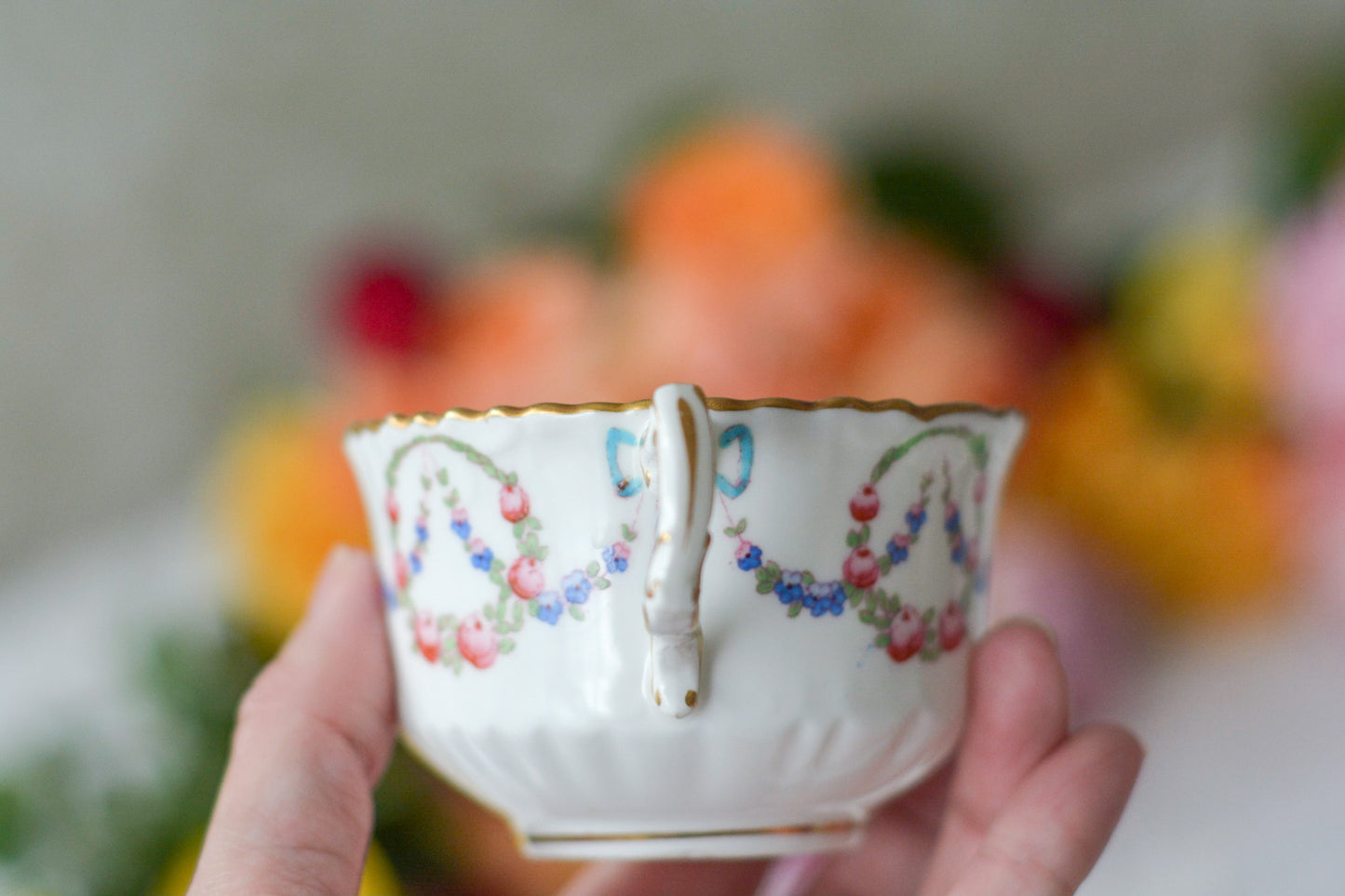 英国アンティーク、ハマースレイの貴重なハンドペイントのティートリオです。ブルーのリボンに薔薇と忘れな草のガーランドがとても可愛らしいです。