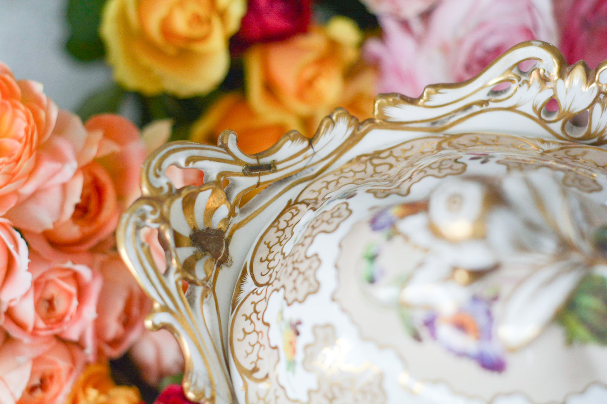 H&Rダニエルの芸術的なチュリーンです。チュリーンとはソースなどを入れる蓋つきの深皿を言います。色々なデザインがありますが、こちらは脚付きでとても豪華なチュリーンです。