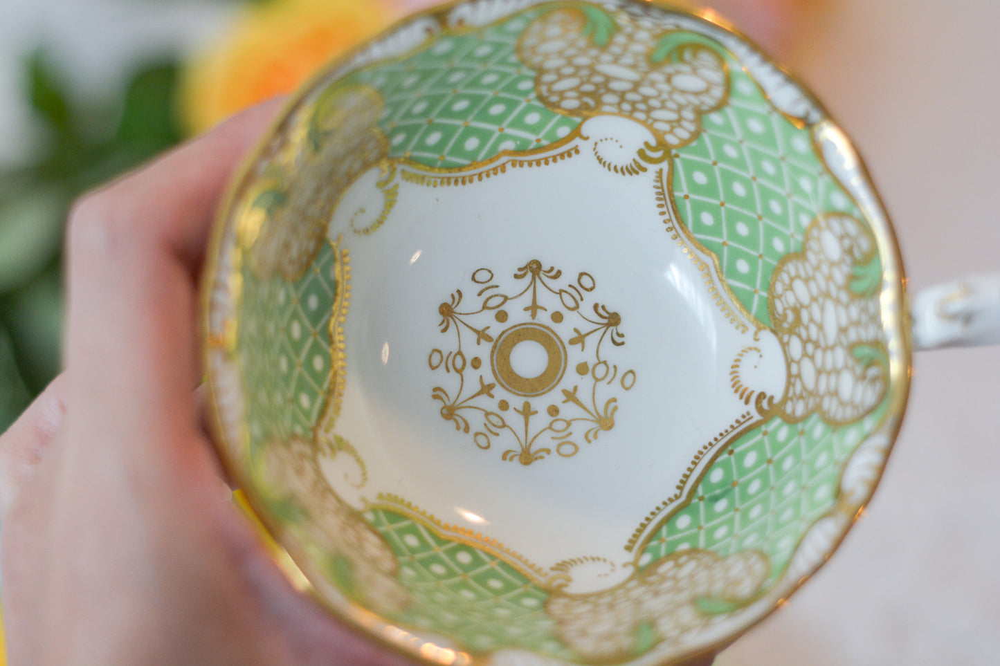 ダベンポートの美しいカップ&ソーサー。グリーンカラーと金彩の細かな模様がとても美しいです。Rose Antiquesは英国アンティーク、ヴィンテージ食器をご紹介しています。