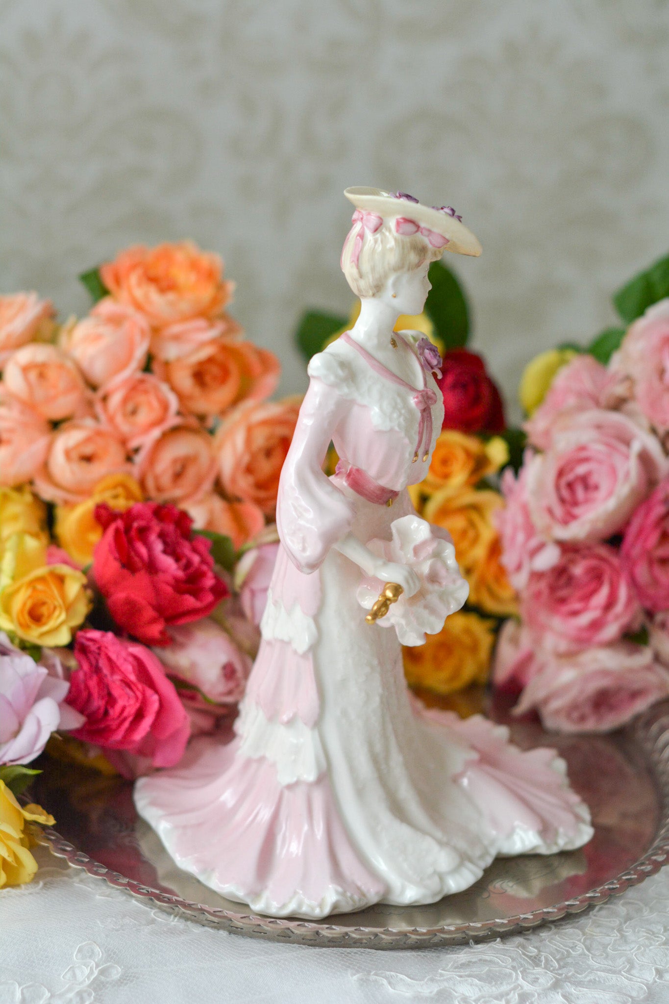 コールポートの美しいフィギュリン。フィギュリンは陶器で作られた人形です。ハンドペイントで絵付され、一つ一つ表情が異なります。