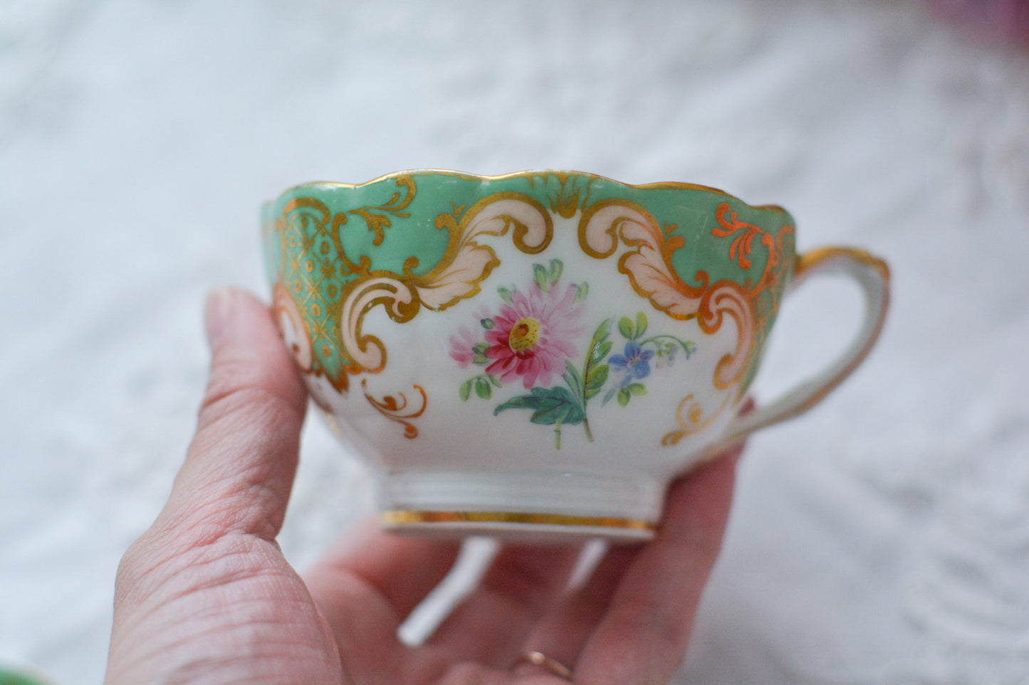 リッジウェイのFoliage Shapeのカップ&ソーサー。可愛らしいハンドルにハンドペイントで描かれた花々が描かれています。19世紀に作られた貴重なアンティークカップです。