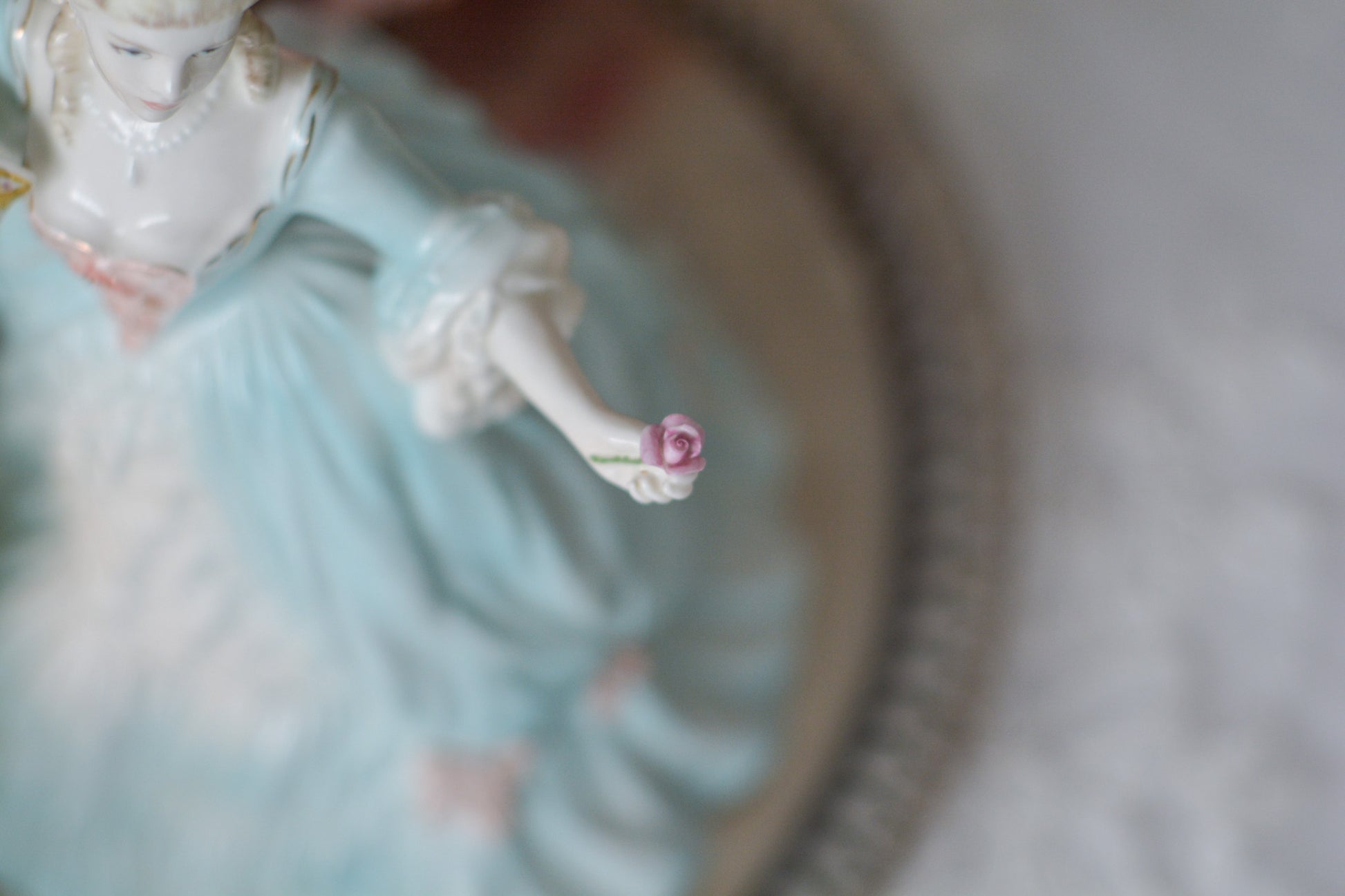 コールポートのマリーアントワネットのフィギュリンです。フィギュリンとは陶器の人形で、ポーセリンドールとも言います。とても優雅なフィギュリンで人気のあるお品です。