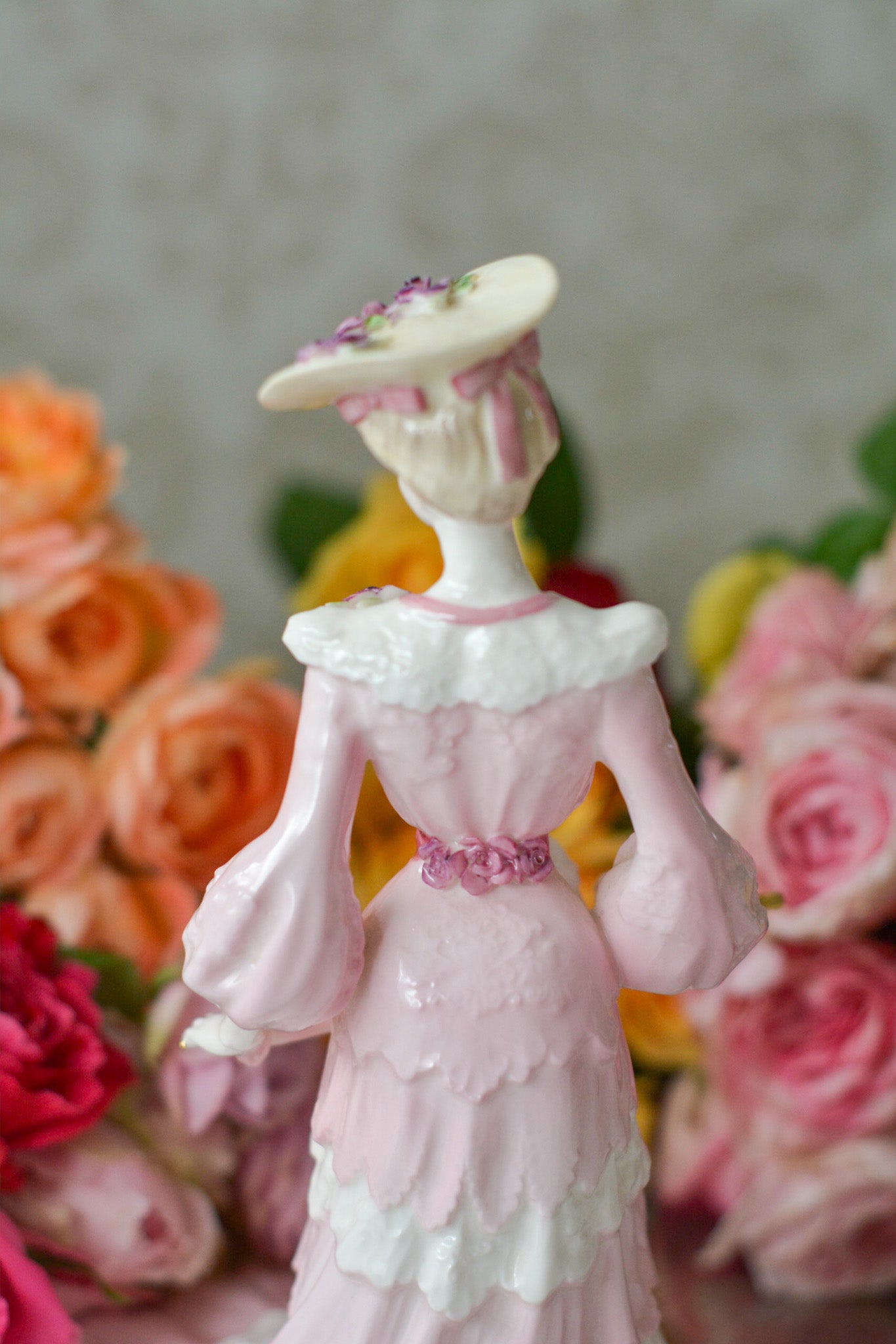 コールポートの美しいフィギュリン。フィギュリンは陶器で作られた人形です。ハンドペイントで絵付され、一つ一つ表情が異なります。