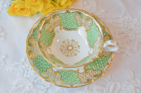 ダベンポートの美しいカップ&ソーサー。グリーンカラーと金彩の細かな模様がとても美しいです。Rose Antiquesは英国アンティーク、ヴィンテージ食器をご紹介しています。
