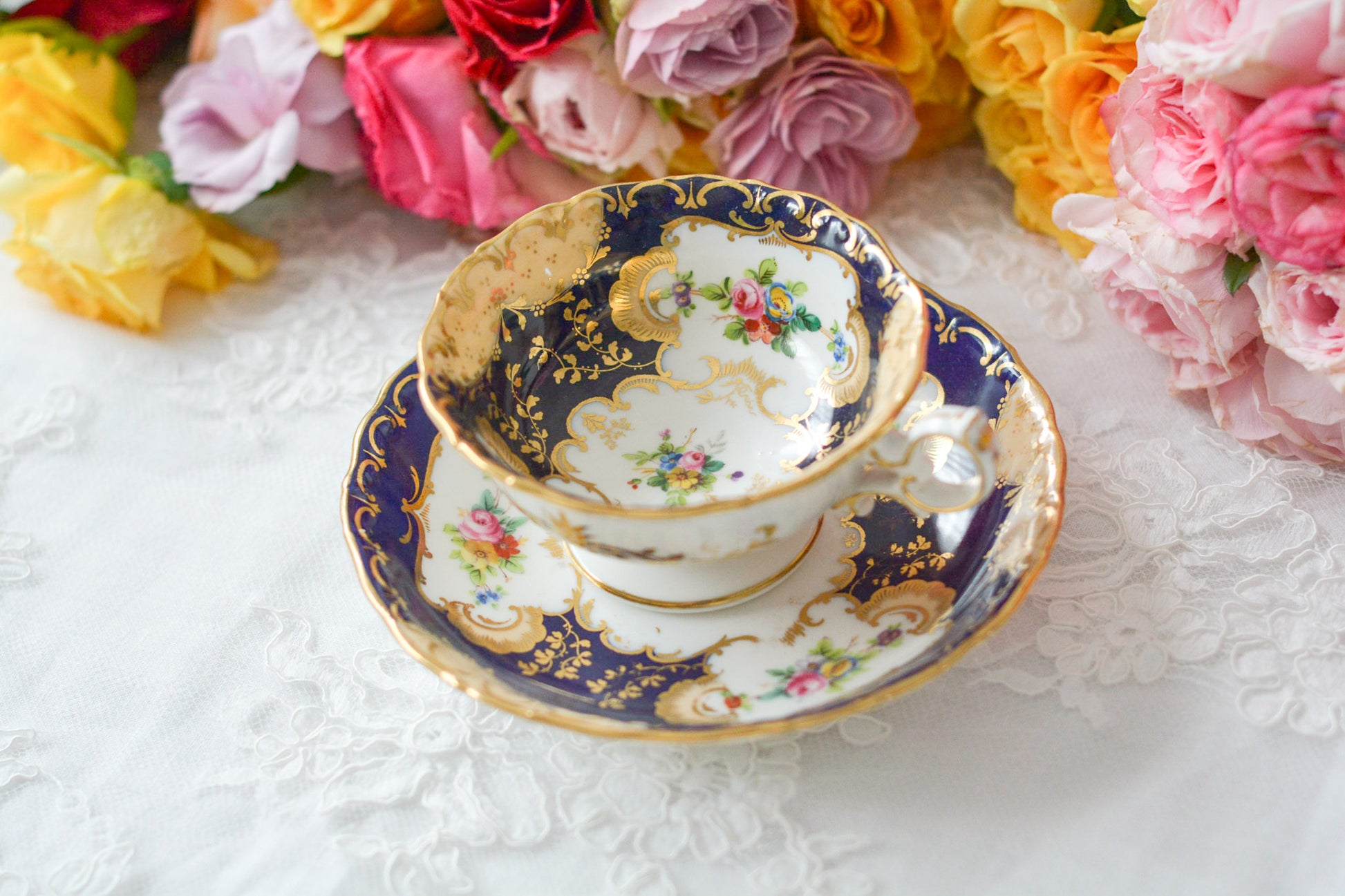 ミントンのQシェイプハンドルのリバイバルデザイン。コバルトブルーに可憐な花々が描かれています。ロココ様式の大変美しいアンティークカップです。