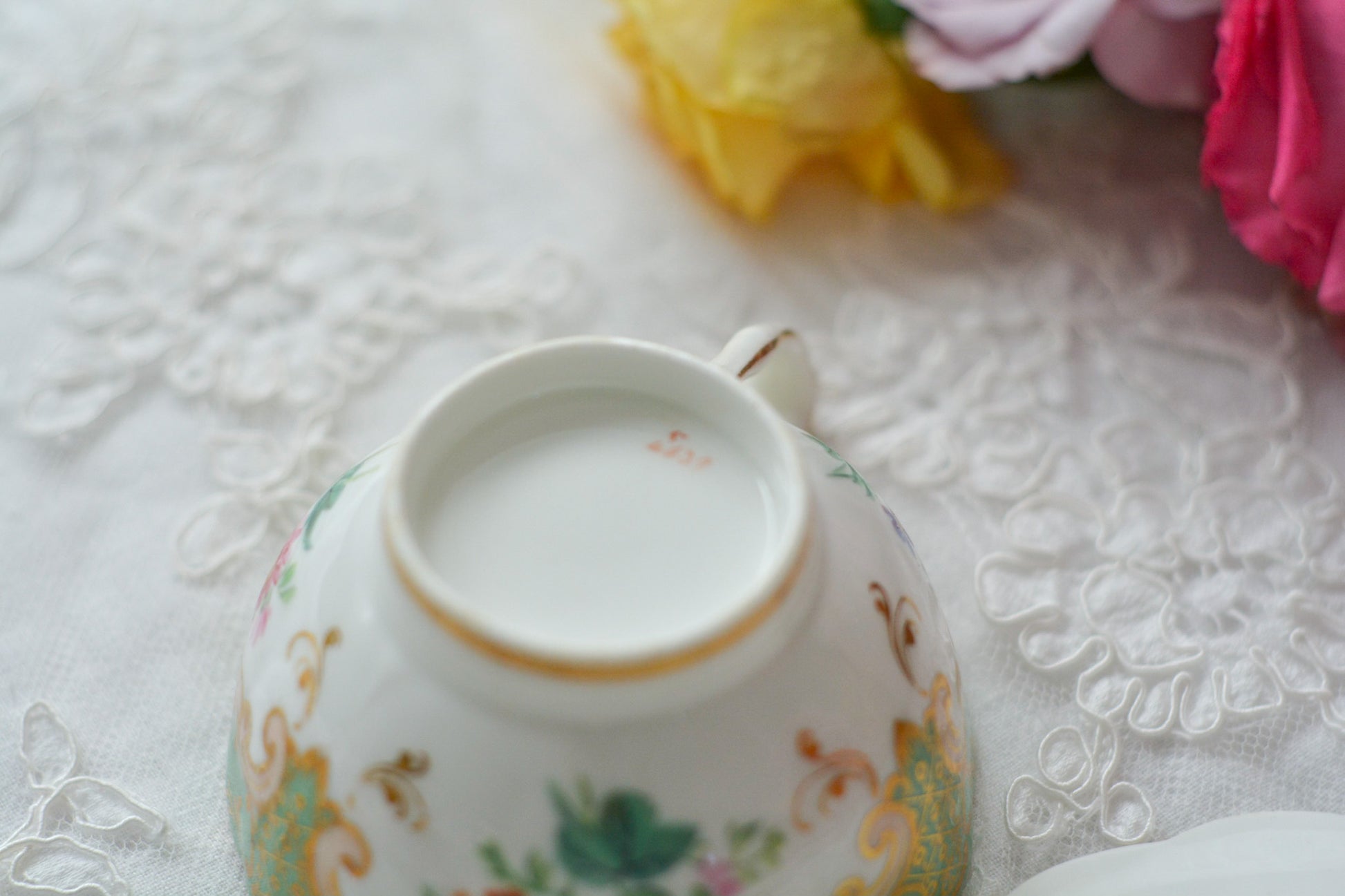 リッジウェイのFoliage Shapeのカップ&ソーサー。可愛らしいハンドルにハンドペイントで描かれた花々が描かれています。19世紀に作られた貴重なアンティークカップです。