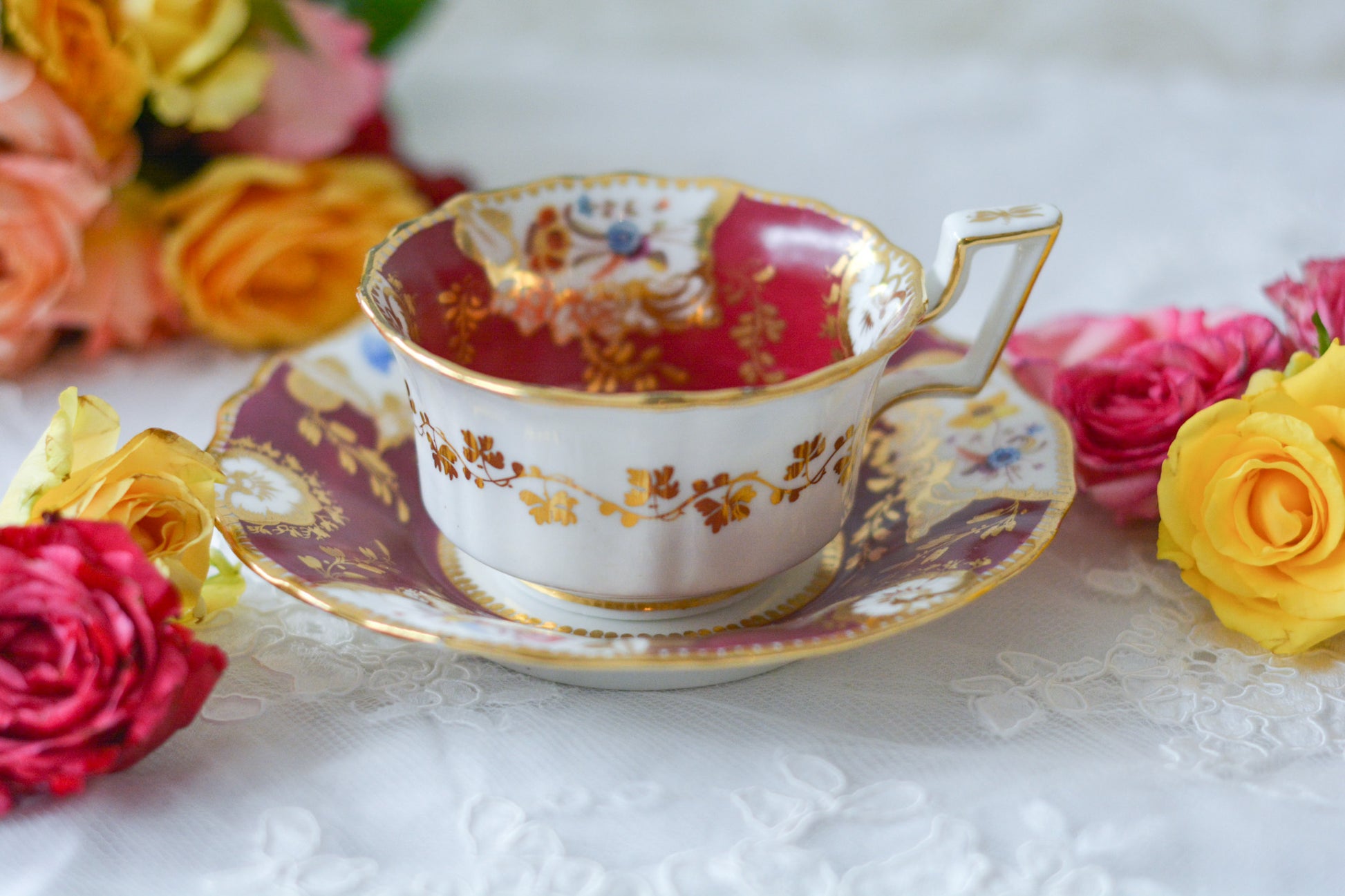 19世紀のアンティークカップ&ソーサー。マルーンレッドのお色が大変美しいです。ハンドペイントで花々が生き生きと描かれていて、金彩の模様も大変美しいお品です。