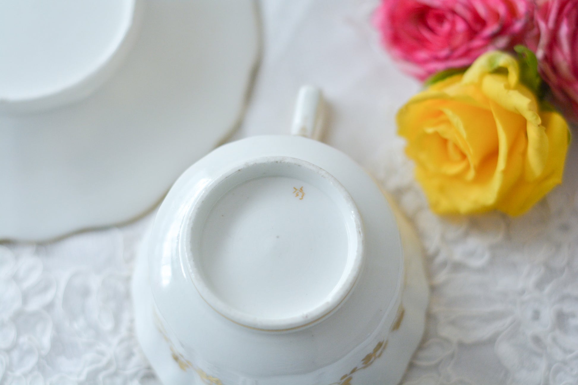 19世紀のアンティークカップ&ソーサー。マルーンレッドのお色が大変美しいです。ハンドペイントで花々が生き生きと描かれていて、金彩の模様も大変美しいお品です。