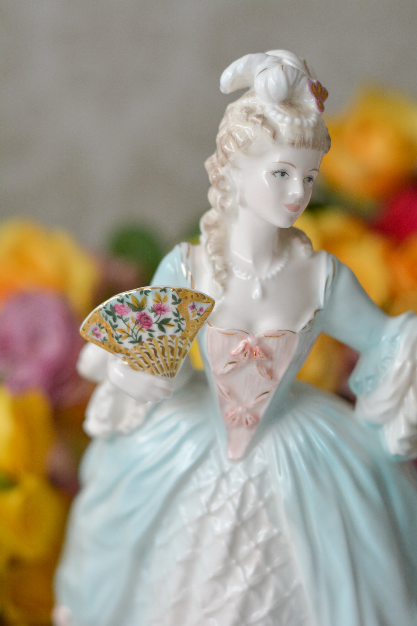 コールポートのマリーアントワネットのフィギュリンです。フィギュリンとは陶器の人形で、ポーセリンドールとも言います。とても優雅なフィギュリンで人気のあるお品です。