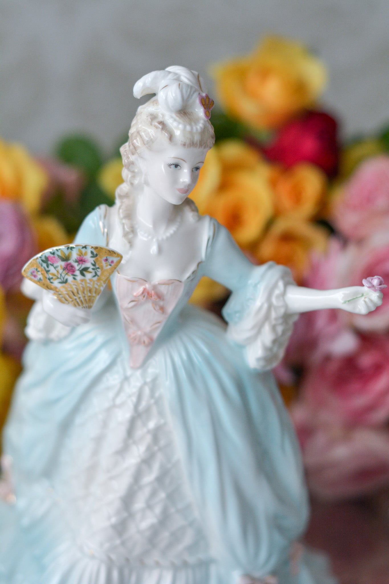 コールポートのマリーアントワネットのフィギュリンです。フィギュリンとは陶器の人形で、ポーセリンドールとも言います。とても優雅なフィギュリンで人気のあるお品です。