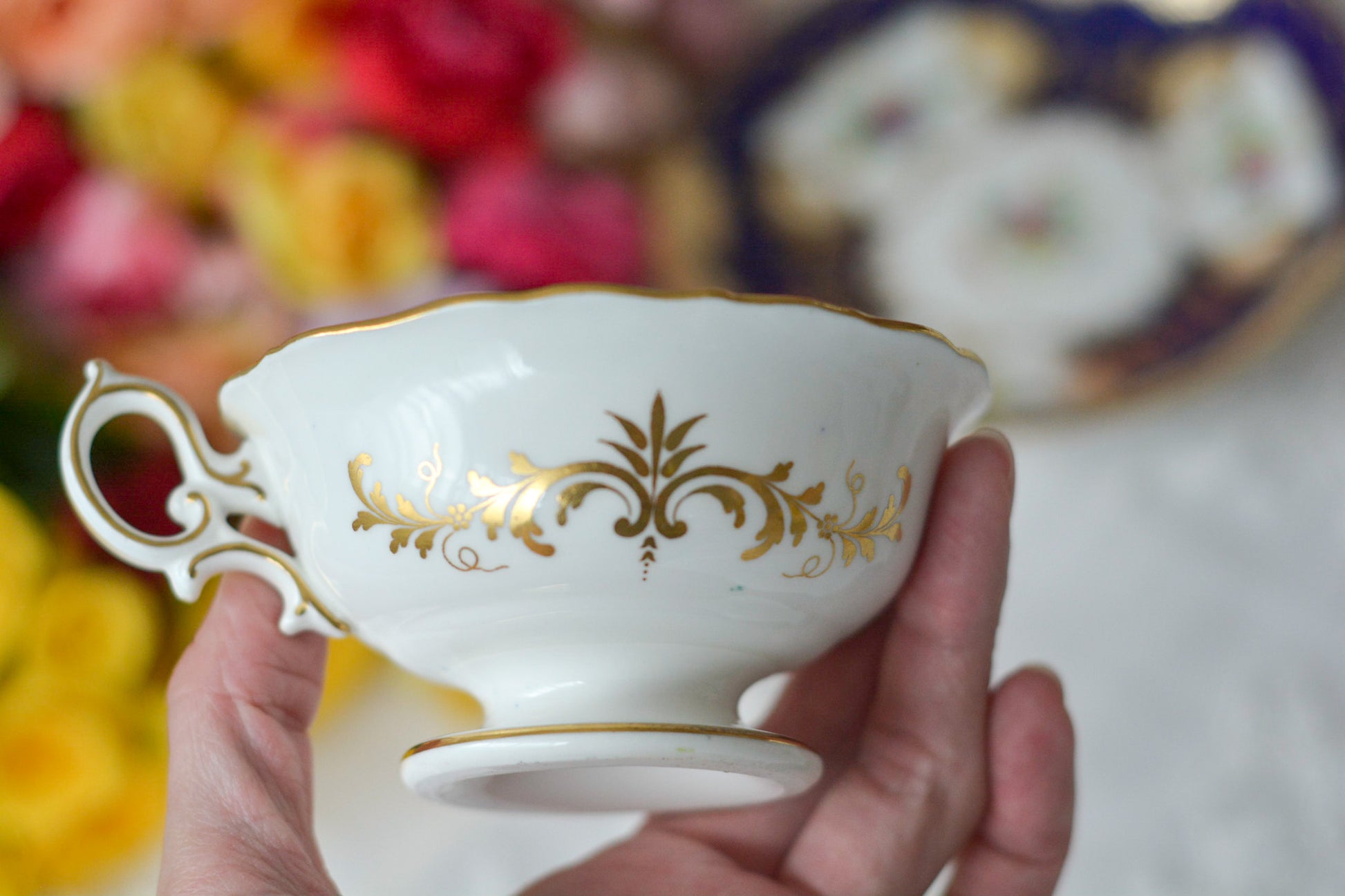 ミントンのQシェイプハンドルのリバイバルデザイン。コバルトブルーに可憐な花々が描かれています。ロココ様式の大変美しいアンティークカップです。