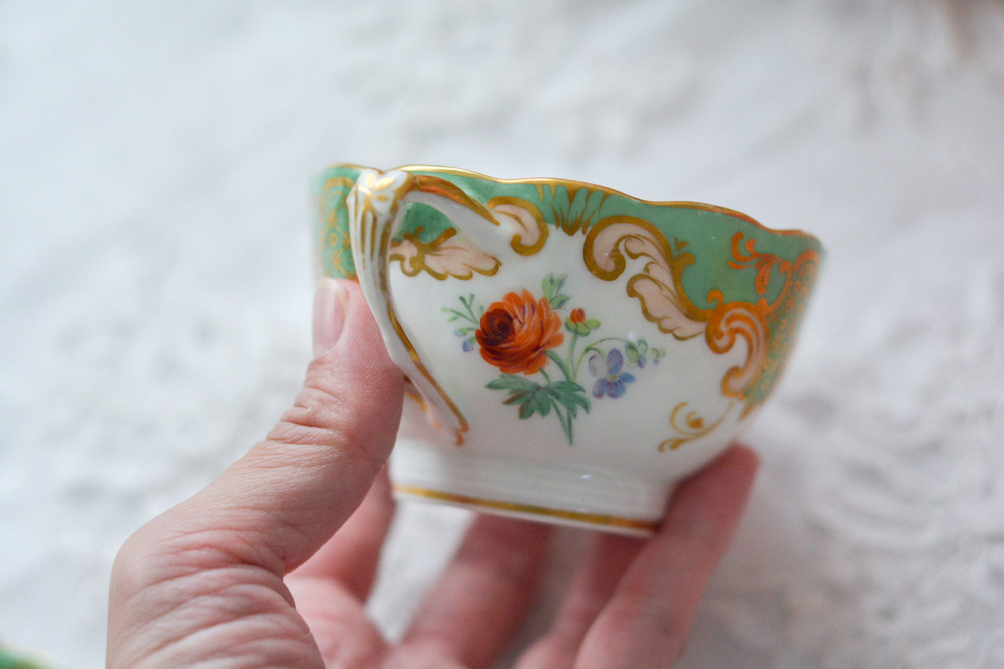 リッジウェイのFoliage Shapeのカップ&ソーサー。可愛らしいハンドルにハンドペイントで描かれた花々が描かれています。19世紀に作られた貴重なアンティークカップです。