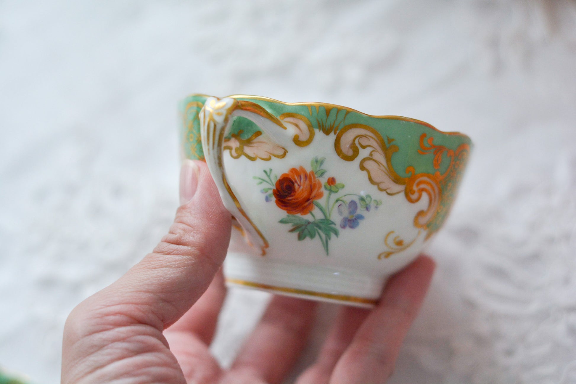 リッジウェイのFoliage Shapeのカップ&ソーサー。可愛らしいハンドルにハンドペイントで描かれた花々が描かれています。19世紀に作られた貴重なアンティークカップです。