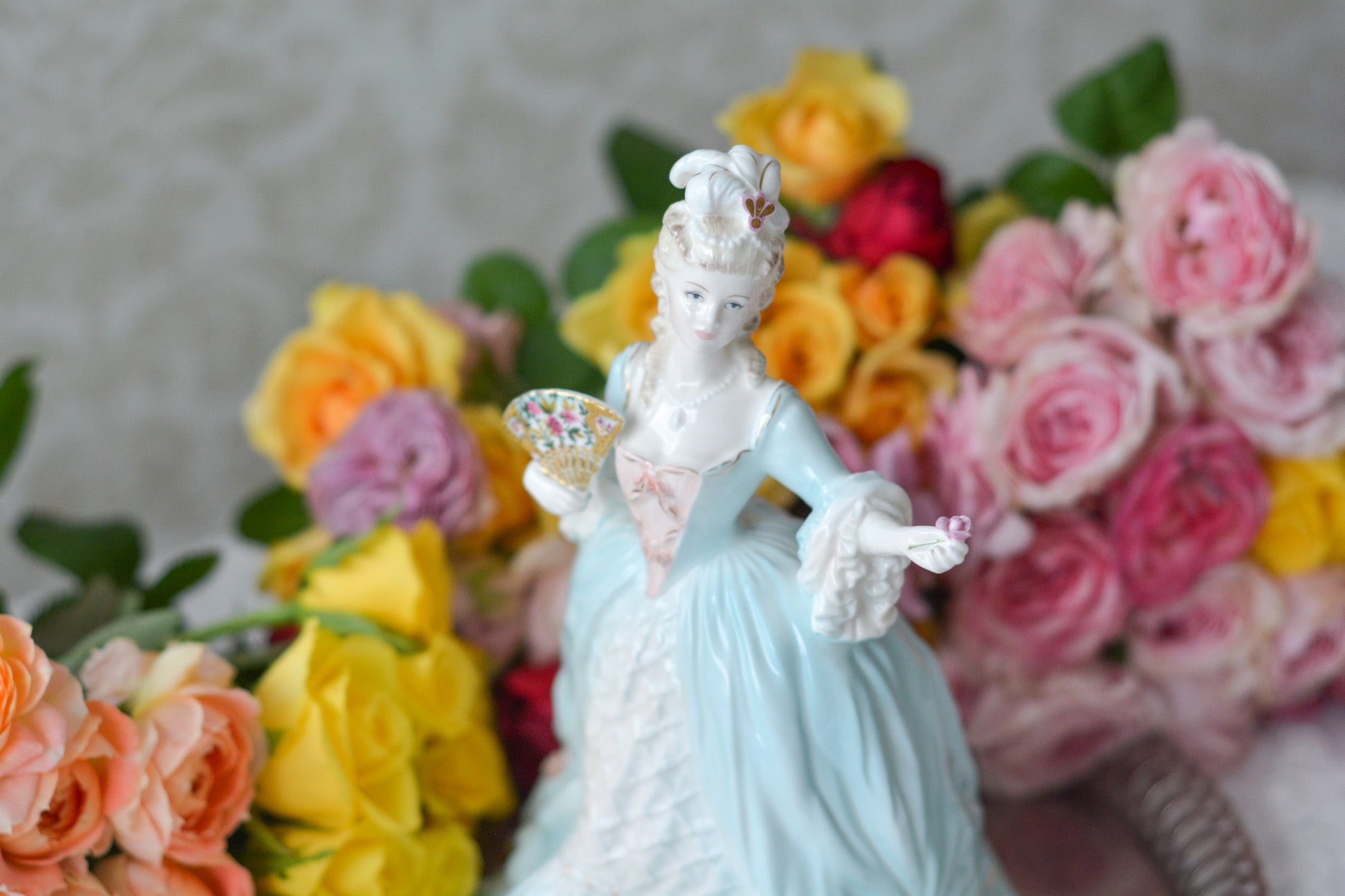 コールポートのマリーアントワネットのフィギュリンです。フィギュリンとは陶器の人形で、ポーセリンドールとも言います。とても優雅なフィギュリンで人気のあるお品です。