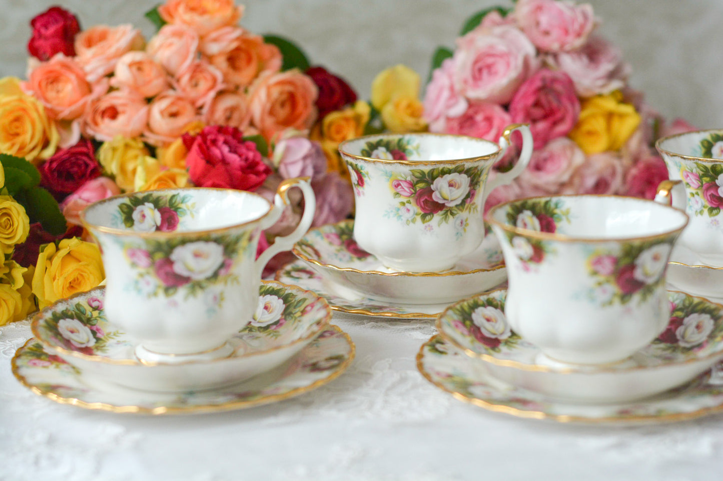 ロイヤルアルバートのヴィンテージシリーズ。セレブレーションシリーズのティーカップトリオ。白いばらと赤い薔薇の組み合わせがとても可愛らしいトリオです。