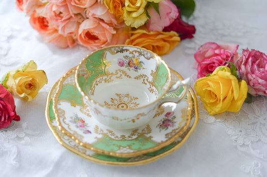 コールポートの人気シリーズのバットウィングシリーズ。アップルグリーンカラーの美しいティートリオです。ハンドペイントで描かれた貴重なアンティークカップ。