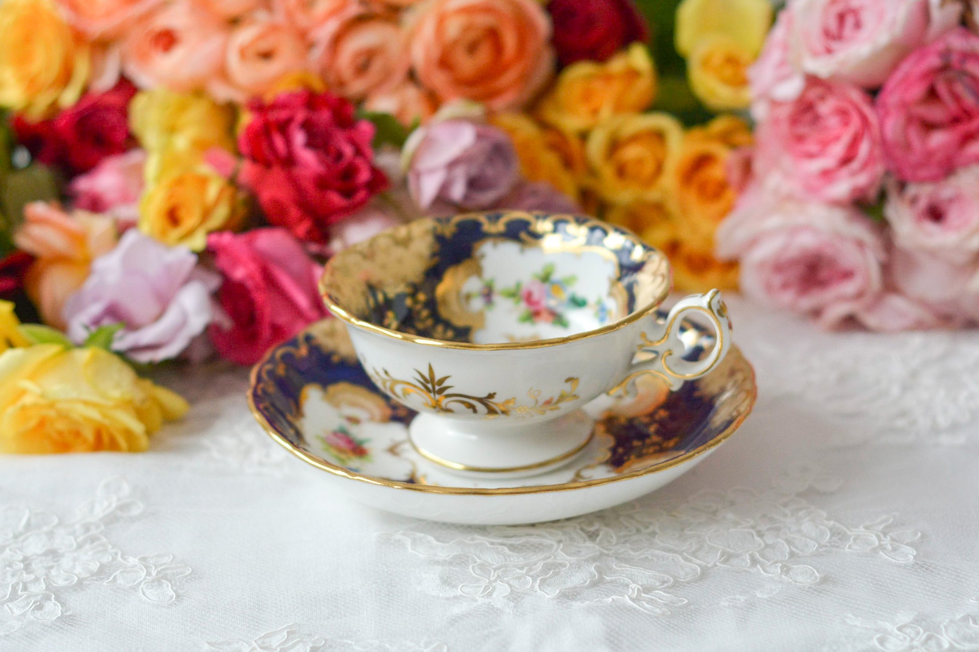 ミントンのQシェイプハンドルのリバイバルデザイン。コバルトブルーに可憐な花々が描かれています。ロココ様式の大変美しいアンティークカップです。