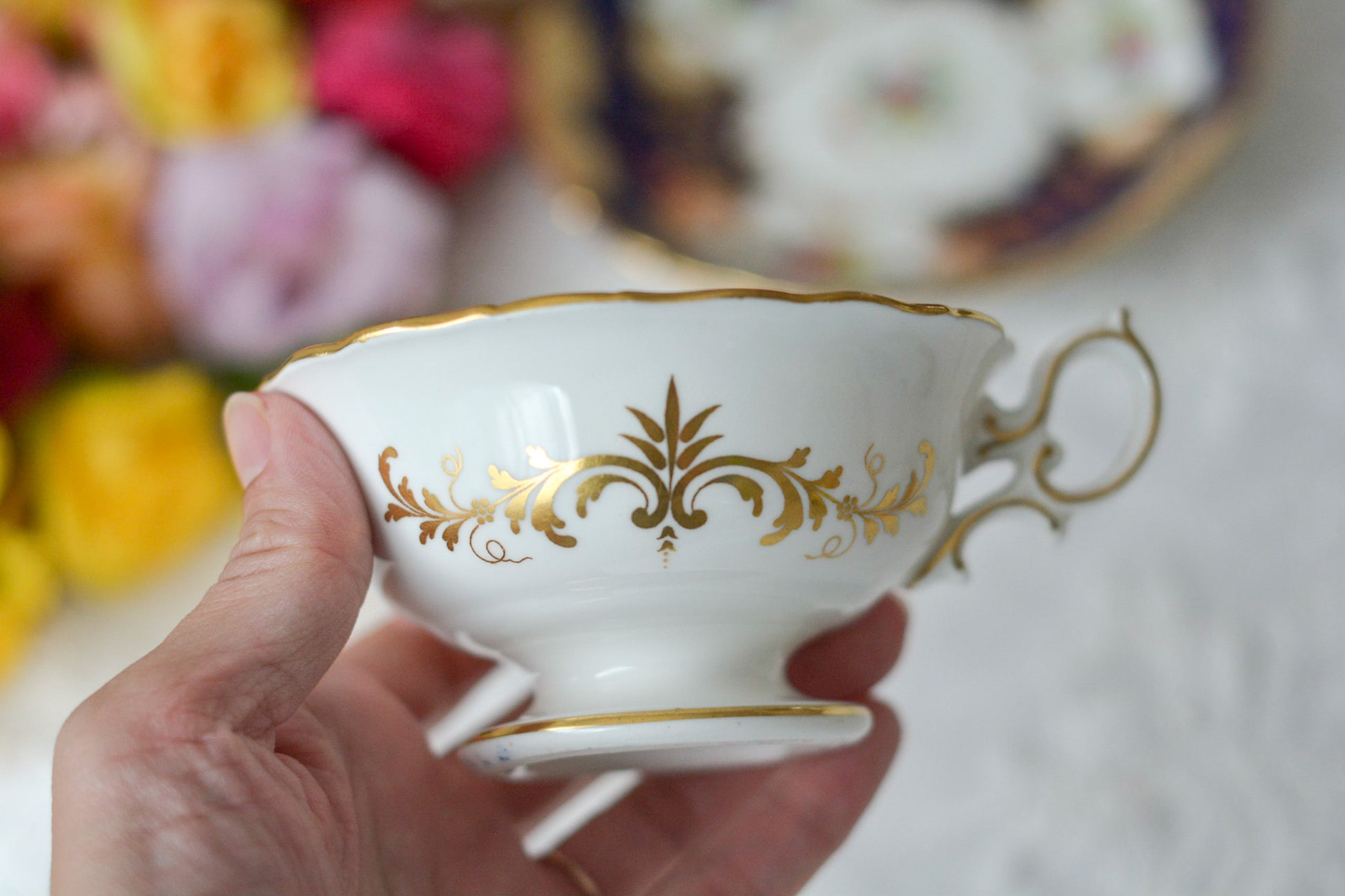 ミントンのQシェイプハンドルのリバイバルデザイン。コバルトブルーに可憐な花々が描かれています。ロココ様式の大変美しいアンティークカップです。