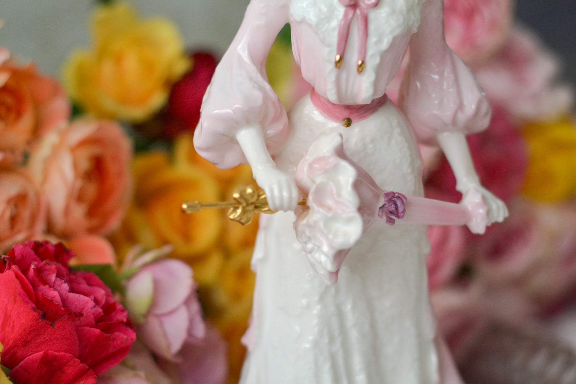 コールポートの美しいフィギュリン。フィギュリンは陶器で作られた人形です。ハンドペイントで絵付され、一つ一つ表情が異なります。