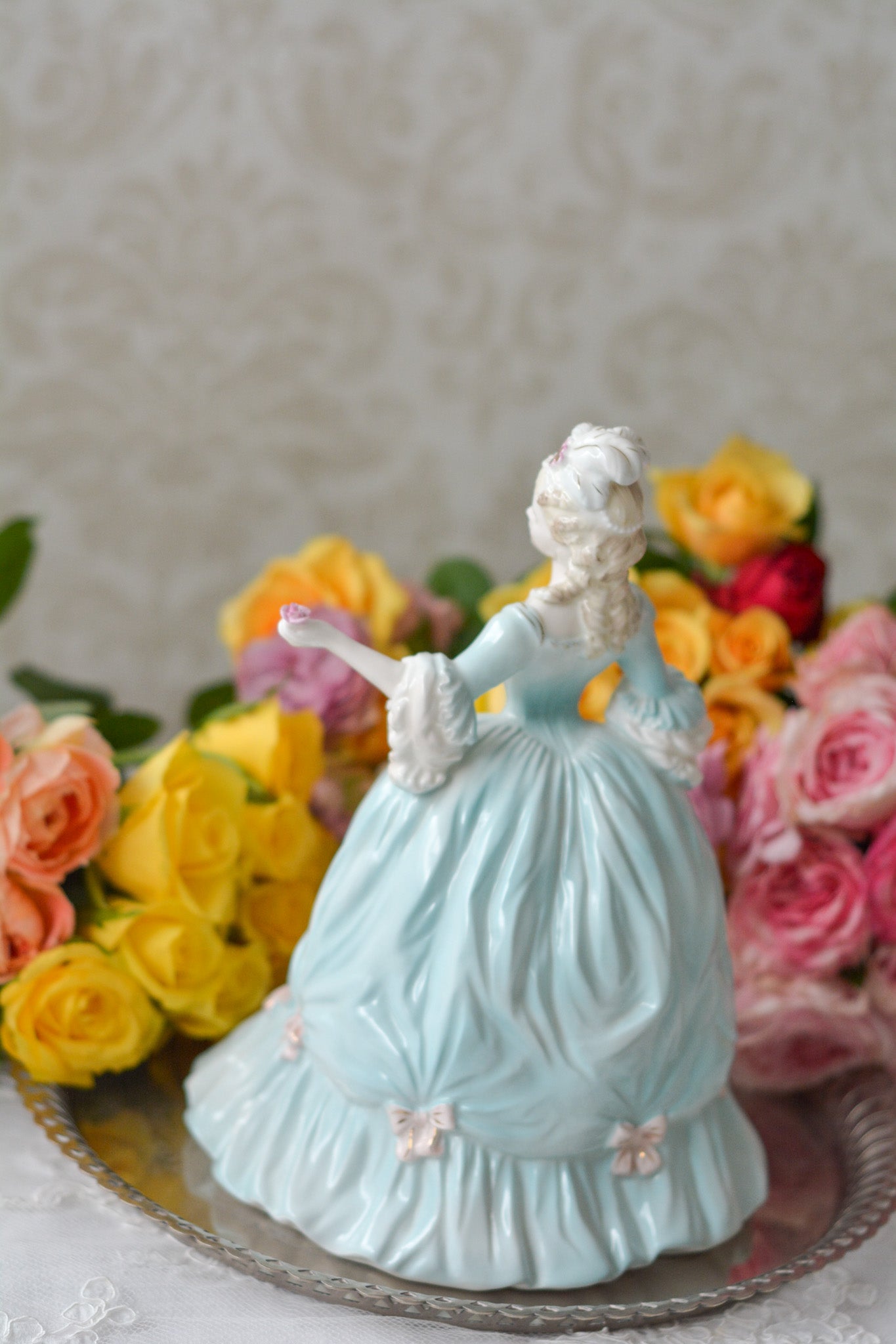 コールポートのマリーアントワネットのフィギュリンです。フィギュリンとは陶器の人形で、ポーセリンドールとも言います。とても優雅なフィギュリンで人気のあるお品です。